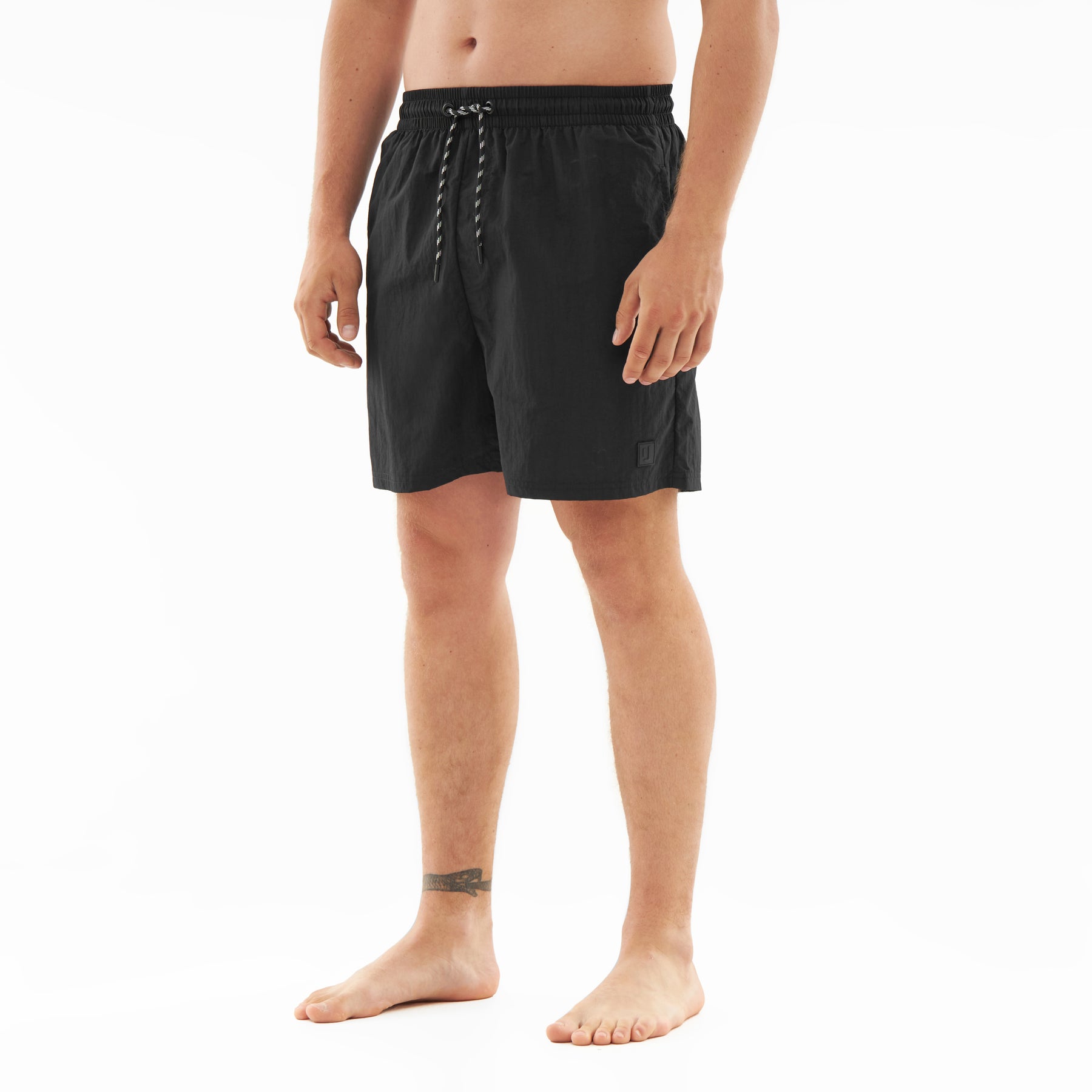 Schwarze Herren-Badehose 'Jay' mit elastischem Bund und Kordelzug, am linken Bein mit kleinem Logo