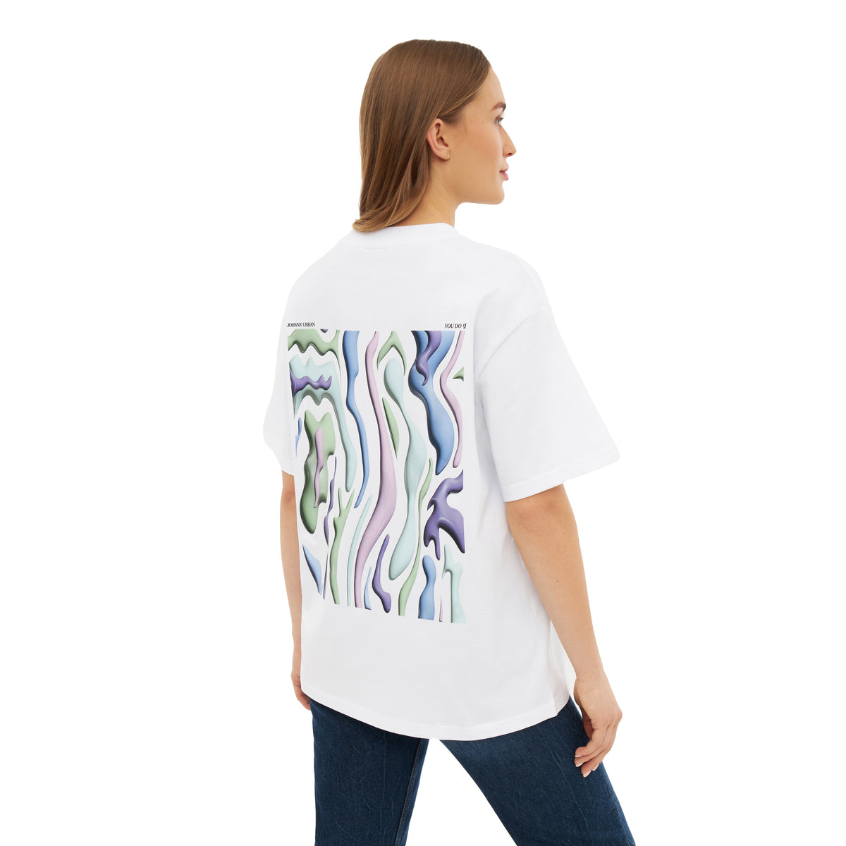 Rückansicht eines weißen Damen-T-Shirts 'Sammy Lava' mit abstraktem buntem Druck und schmaler Schrift