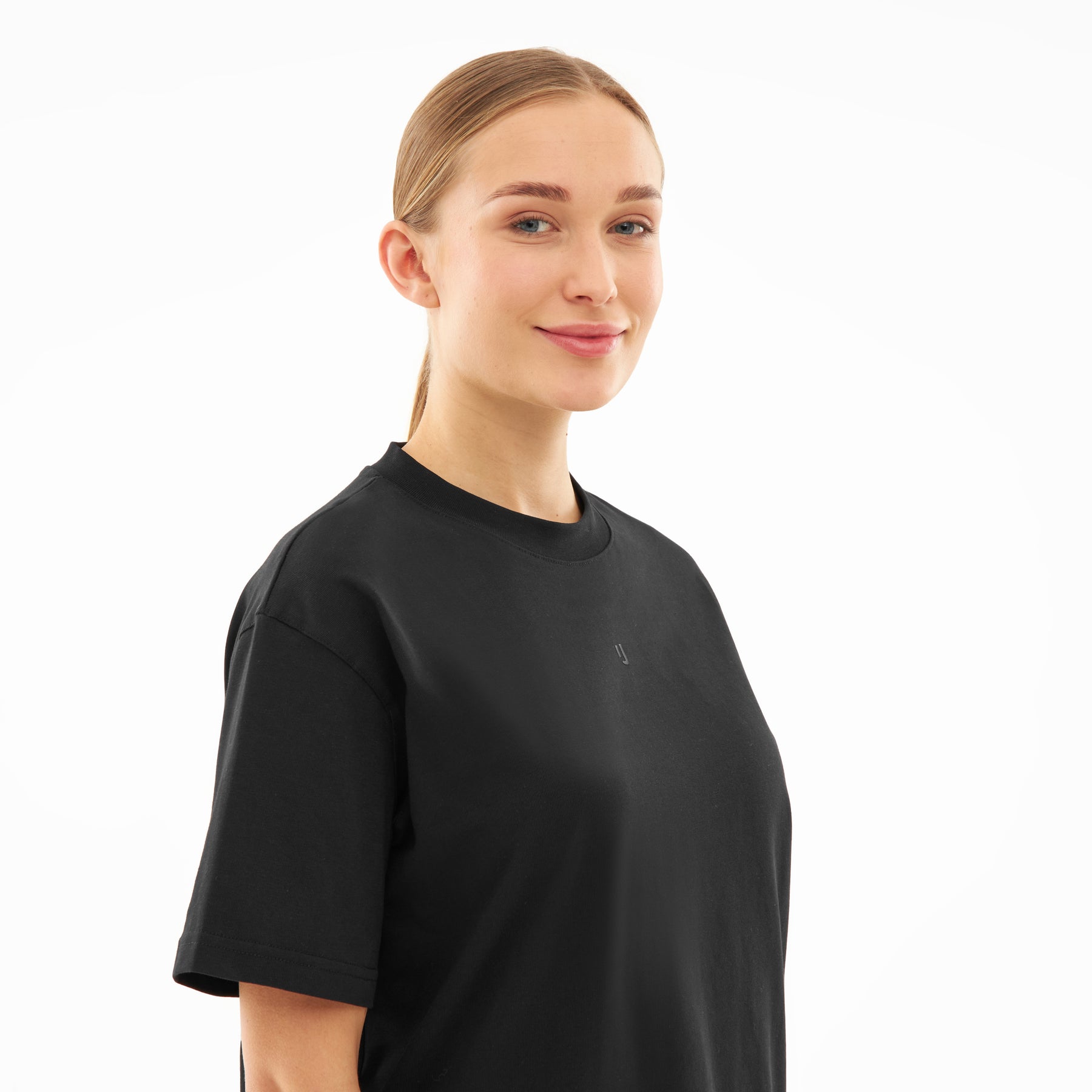 Frau trägt schwarzes T-Shirt 'Sammy Butterfly' mit kleinem Johnny Urban Logo auf der Brust