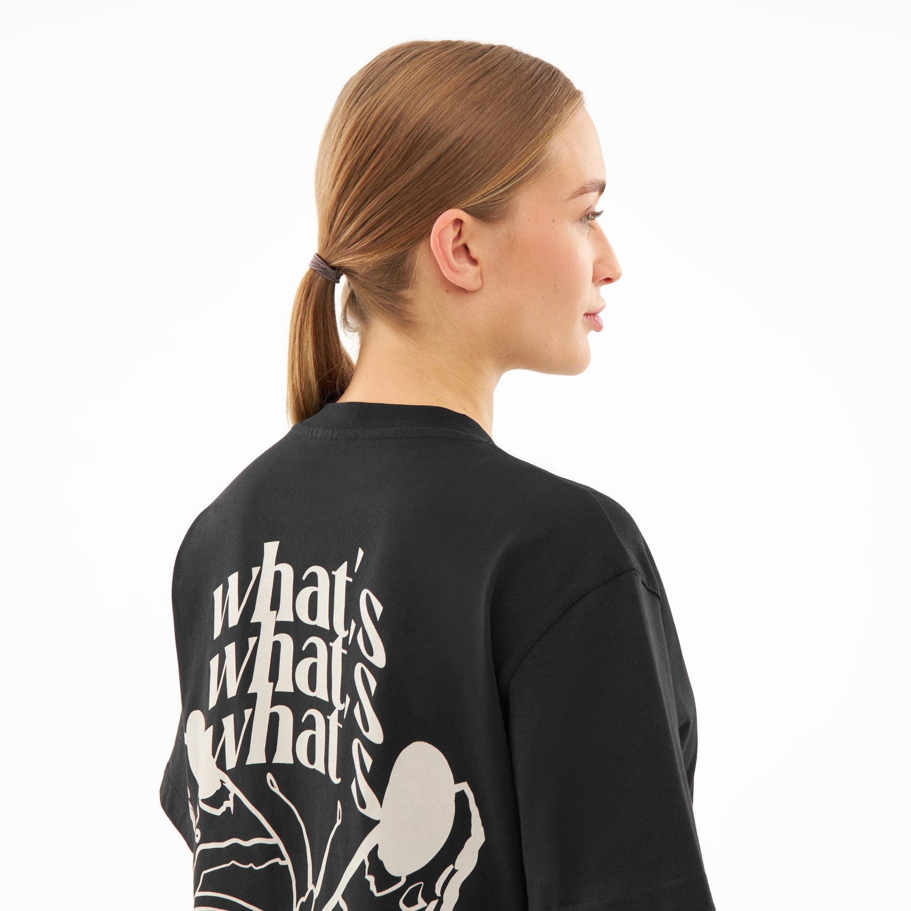 Schwarzes T-Shirt 'Sammy Butterfly' mit weißem Rückenprint und mehrfachem Schriftzug 'what's'