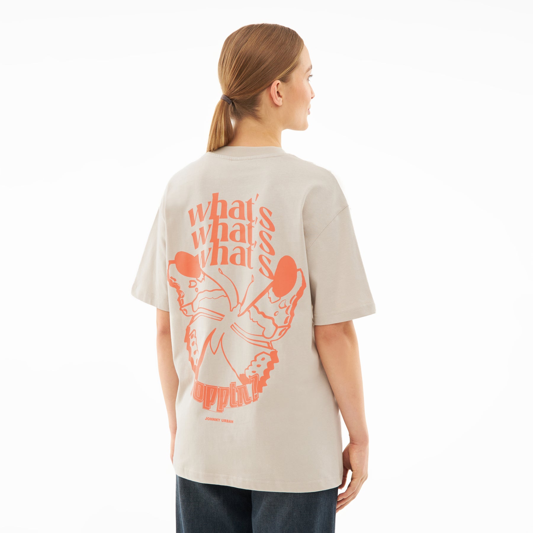 Beige T-Shirt 'Sammy Butterfly' mit orangem Schmetterlingsdruck und Schrift auf dem Rücken, getragen von Frau