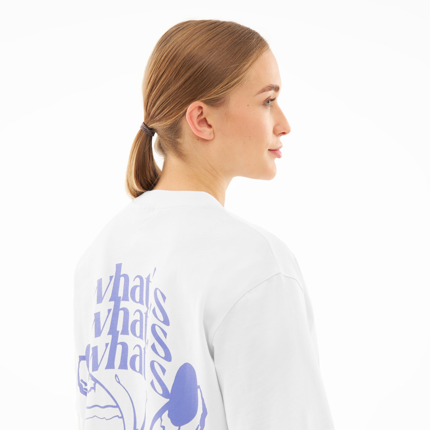 Frau mit Pferdeschwanz trägt weißes T-Shirt 'Sammy Butterfly' mit lila Text und Schmetterlingsmotiv auf dem Rücken