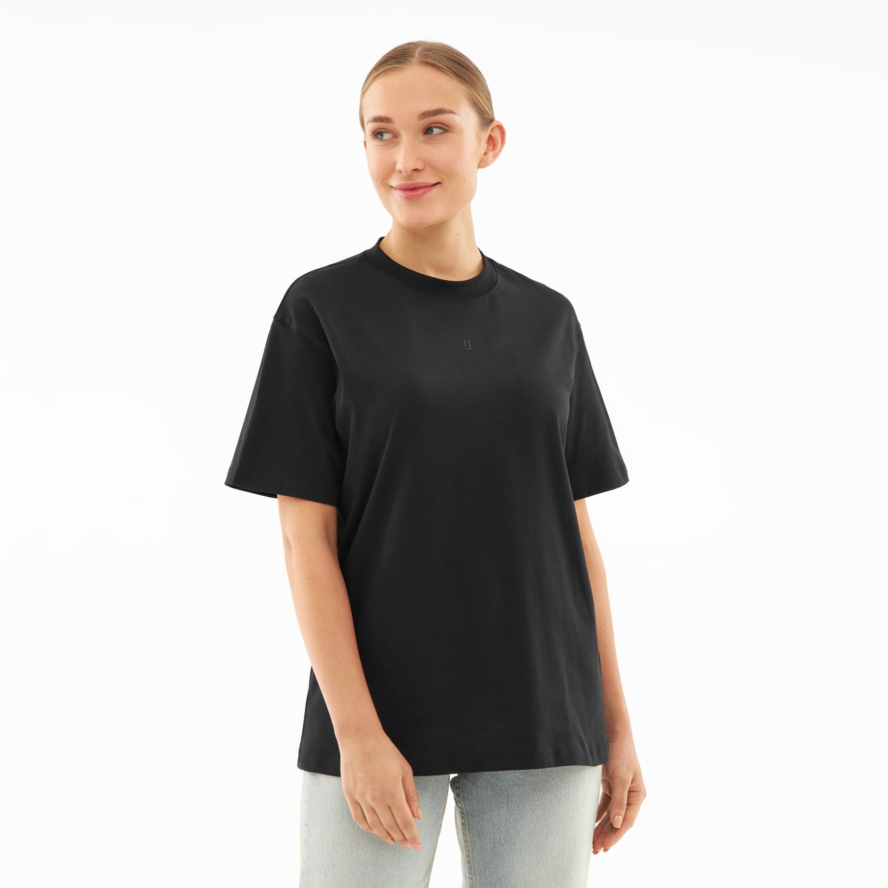 Frau trägt schwarzes T-Shirt 'Sammy Butterfly' mit dezentem Logodruck auf der Brust