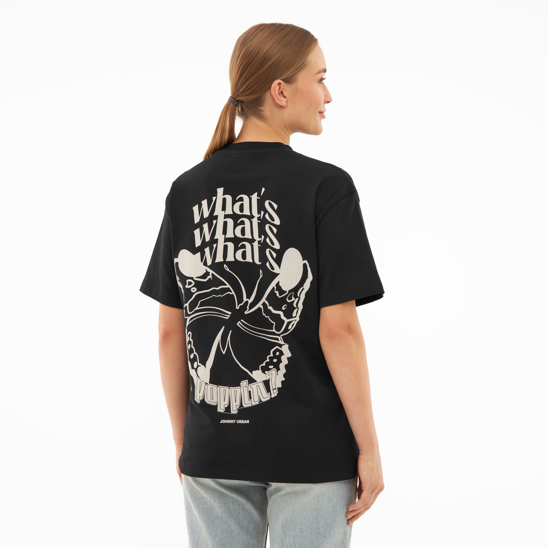 Frau trägt schwarzes T-Shirt 'Sammy Butterfly' mit weißem Schmetterlings- und Textdruck auf dem Rücken