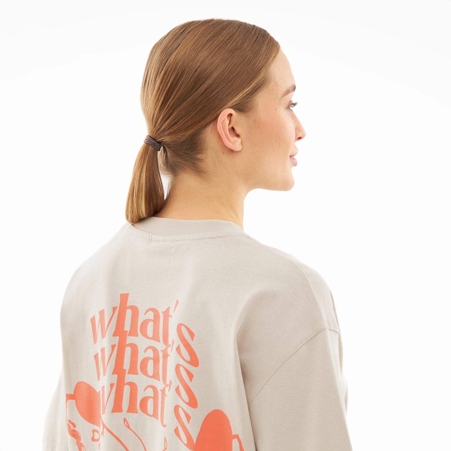 Beige T-Shirt 'Sammy Butterfly' für Damen mit orangem Print und Schriftzug 'what's' auf dem Rücken