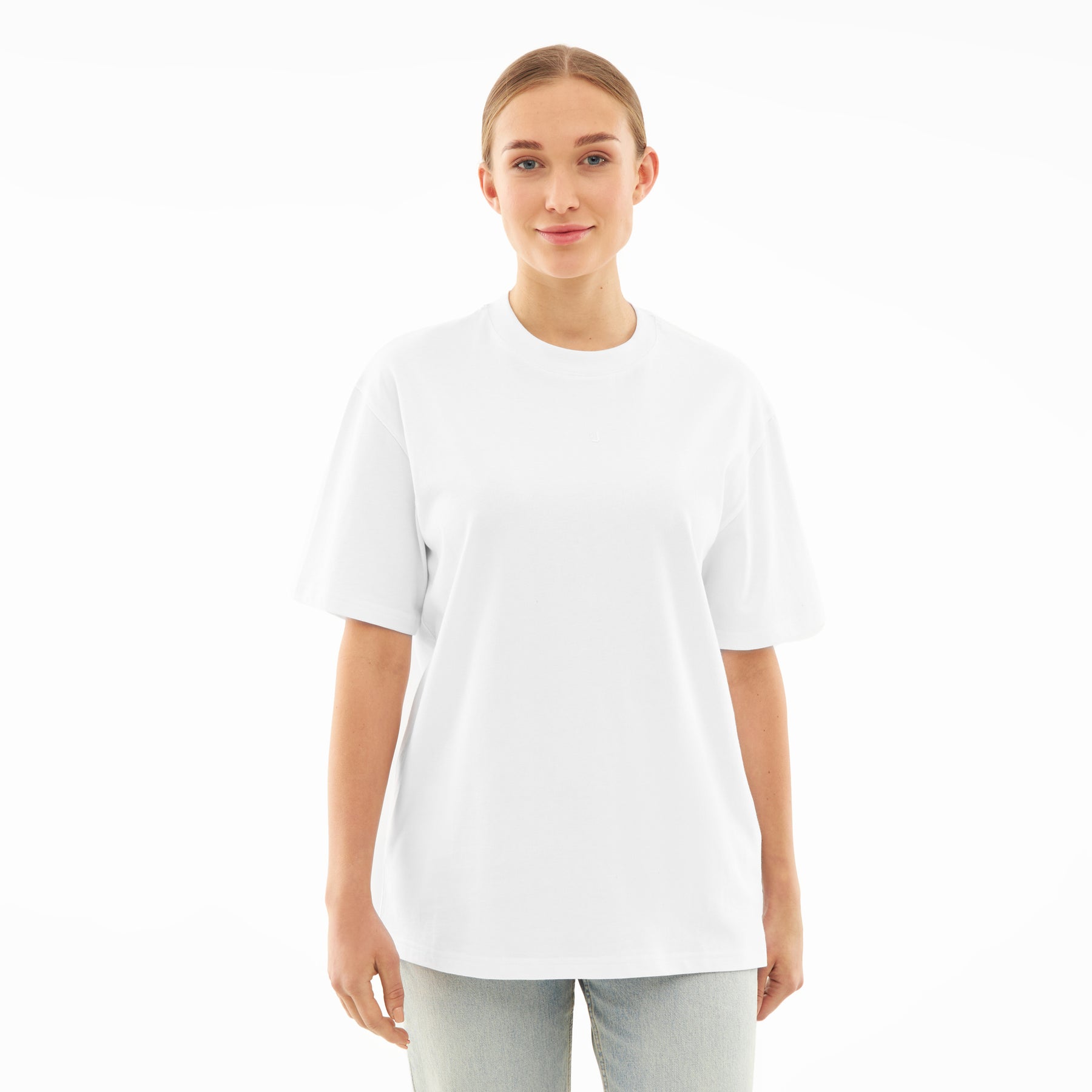 Frau trägt weißes oversized T-Shirt 'Sammy Butterfly' ohne Druck