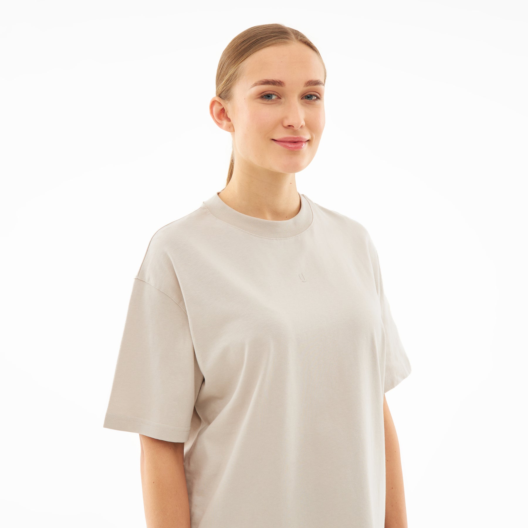 Frau trägt beige oversized T-Shirt 'Sammy Butterfly' mit rundem Ausschnitt