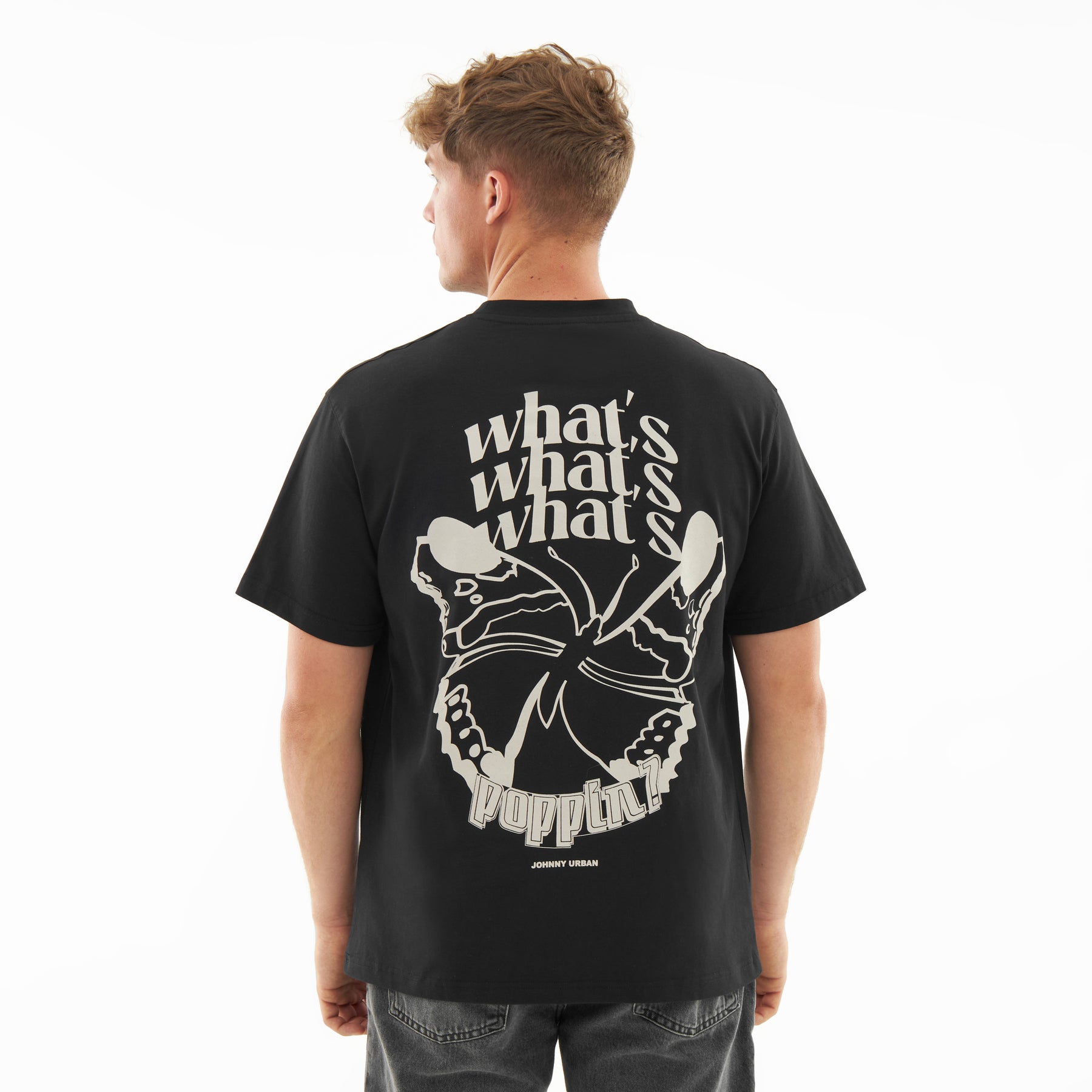 Mann trägt schwarzes T-Shirt 'Sammy Butterfly' mit großem hellen Schmetterlingsdruck und Text 'what's what's what's poppin?' auf dem Rücken