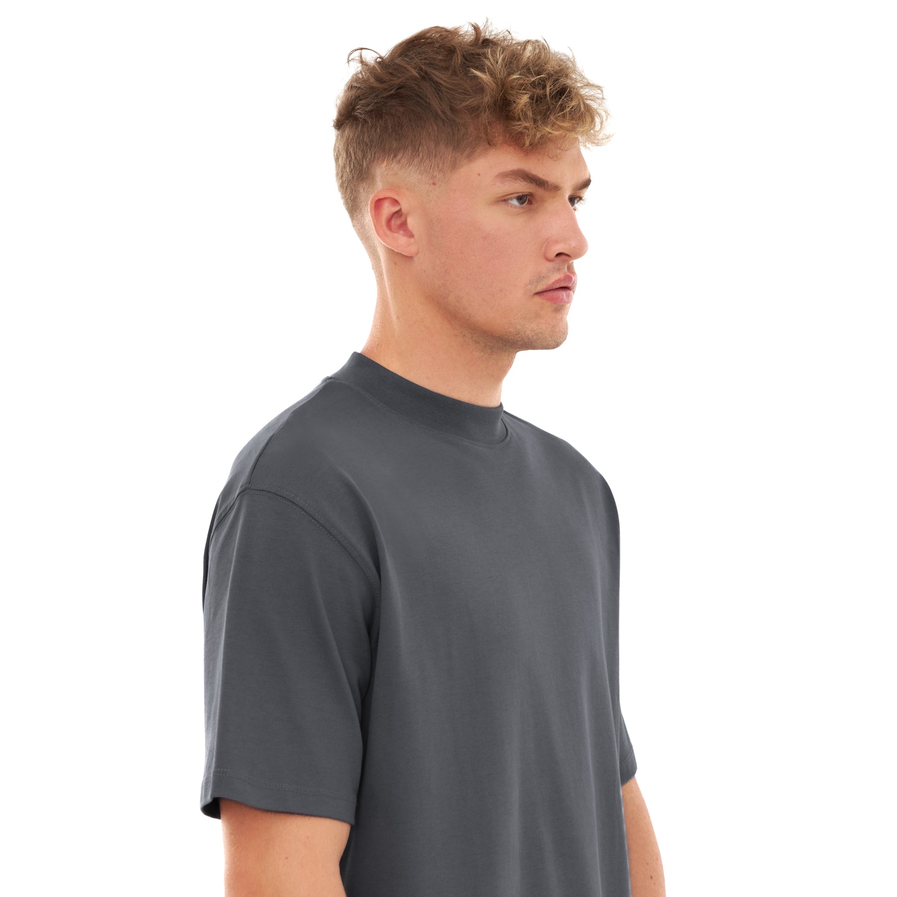 Mann trägt graues T-Shirt 'Sammy' von Johnny Urban mit kurzem Ärmel und hohem rundem Kragen