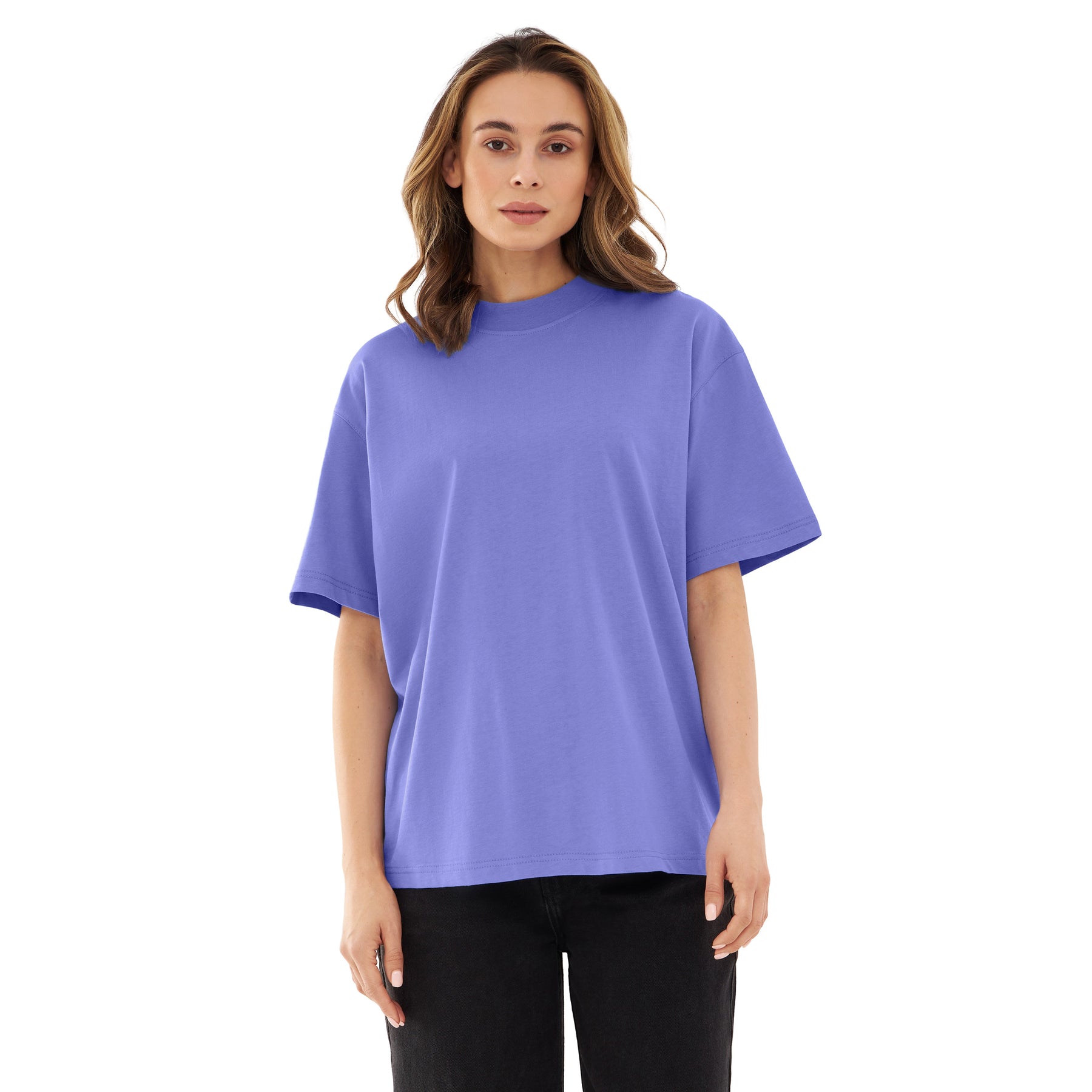 Frau trägt oversized T-Shirt 'Sammy Chrome Butterfly' in Lila mit schwarzen Hosen
