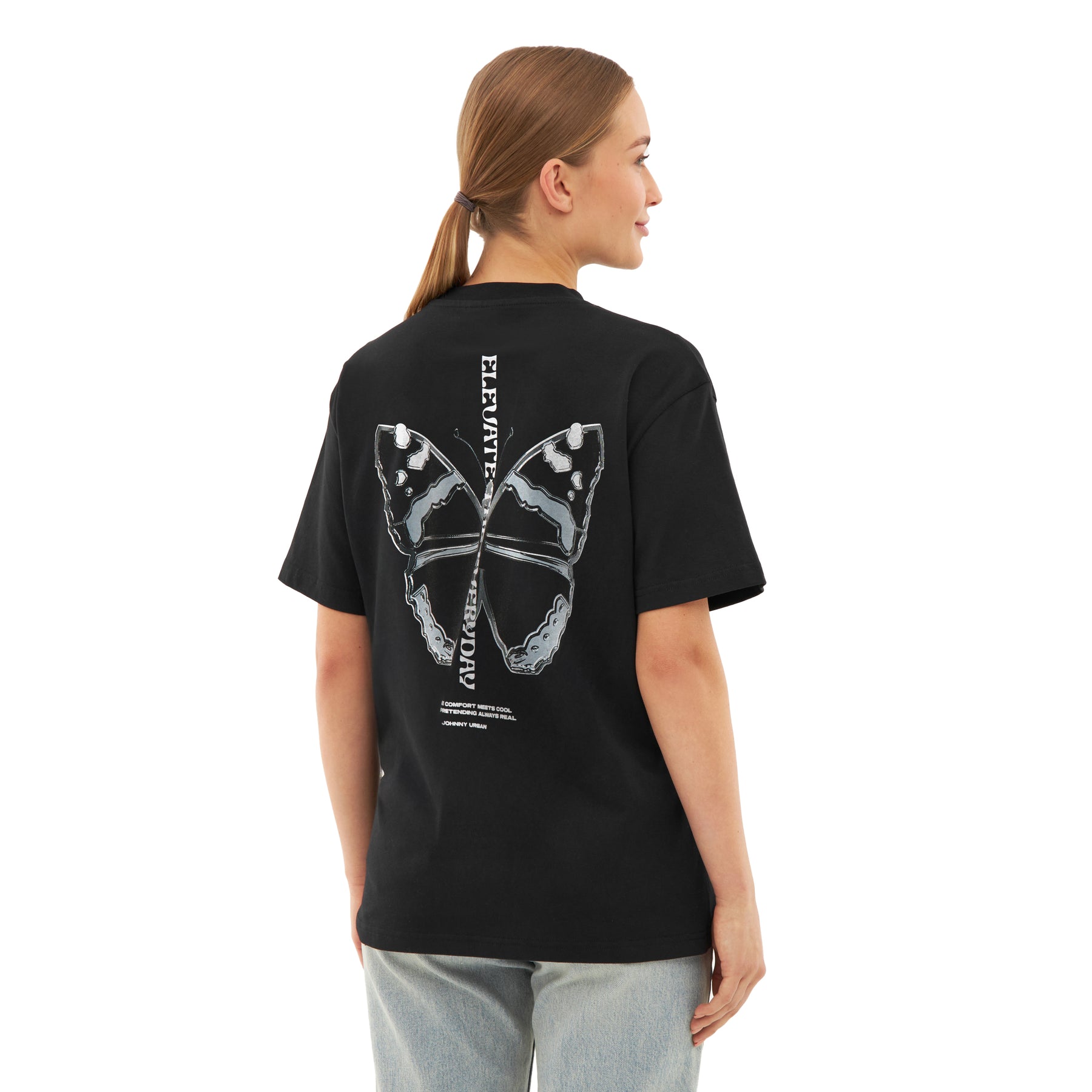 Frau trägt schwarzes Oversize-T-Shirt 'Sammy Chrome Butterfly' mit großem Schmetterlingsdruck hinten