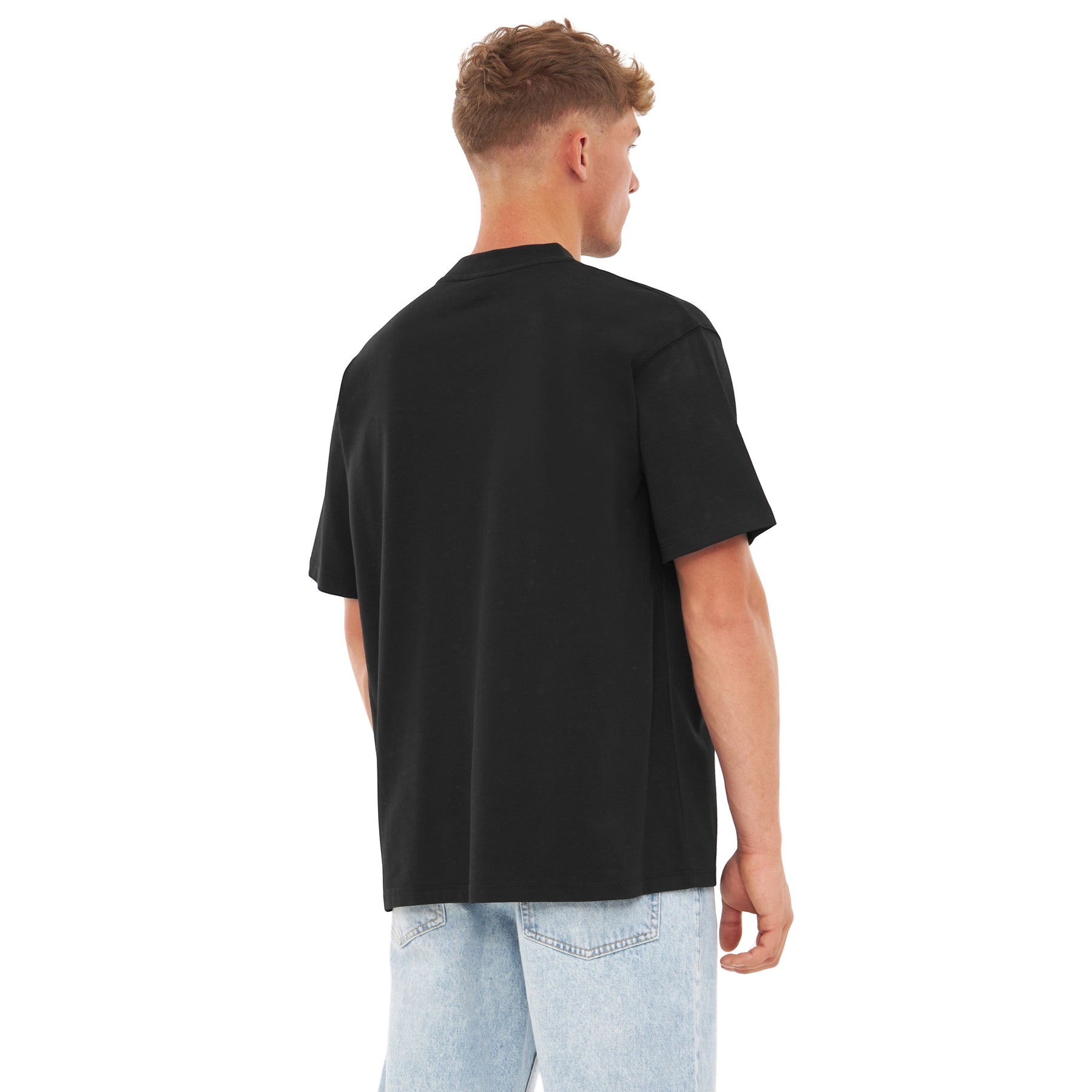 Mann trägt schwarzes oversized T-Shirt 'Sammy' von Johnny Urban, Rückansicht