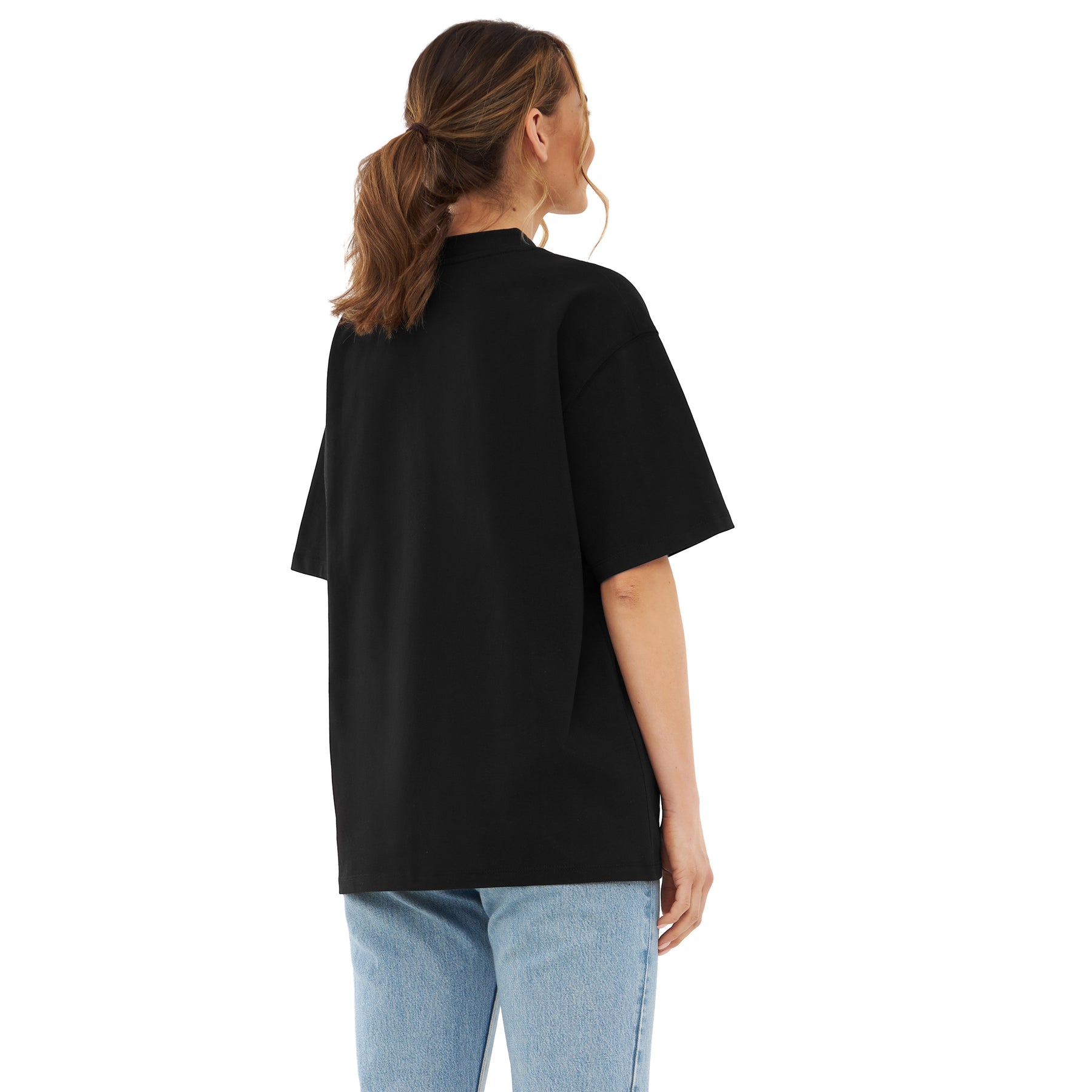 Frau von hinten in schwarzem, oversized T-Shirt 'Sammy' und blauen Jeans