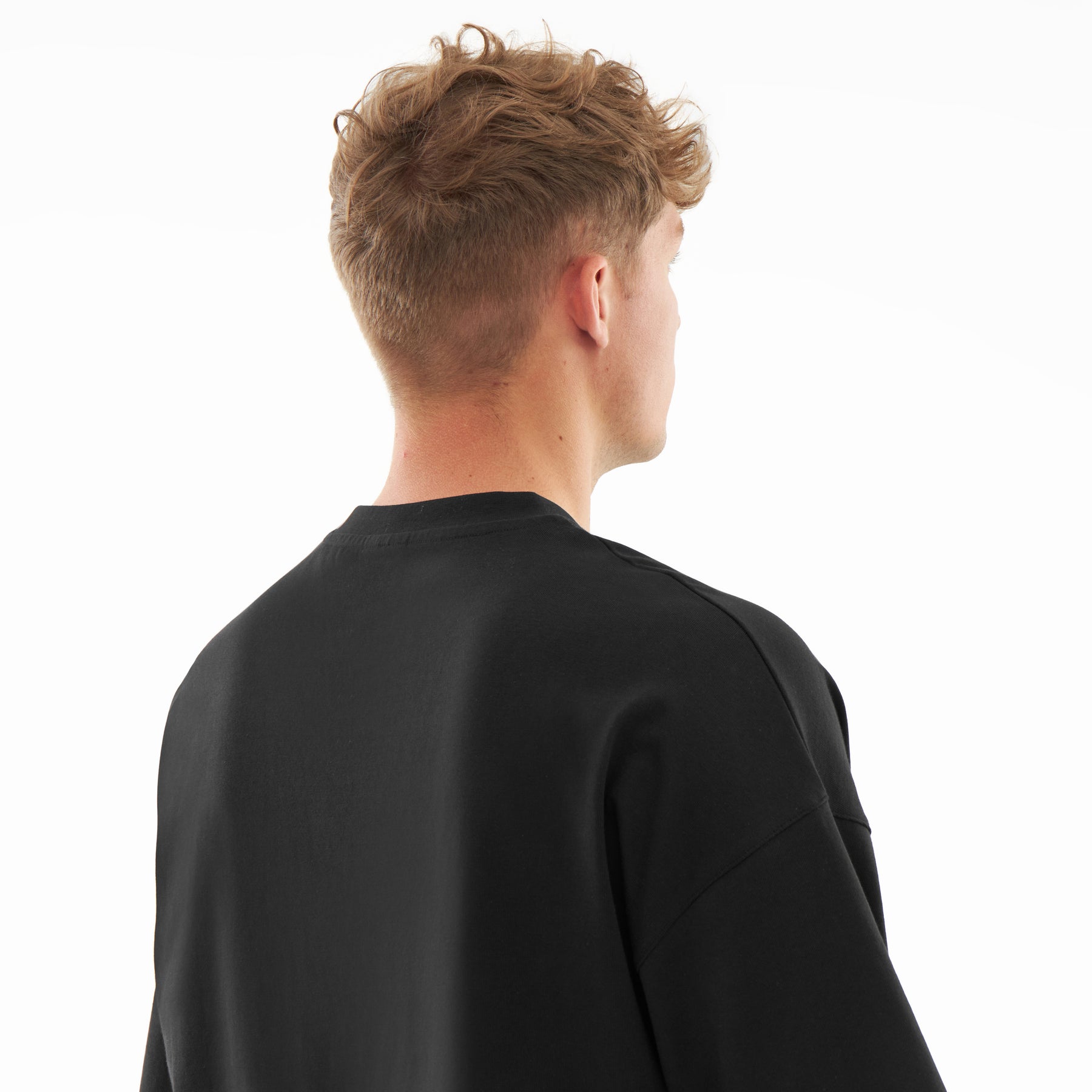 Mann von hinten mit kurzem braunem Haar trägt schwarzes T-Shirt 'Vic' von Johnny Urban