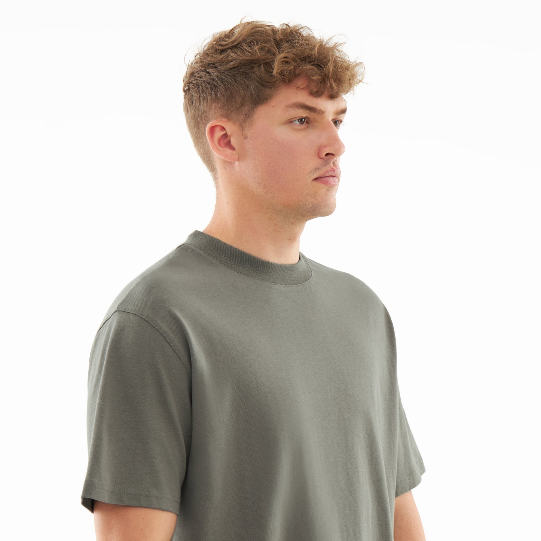 Junger Mann trägt olivfarbenes Oversize-T-Shirt ‚Sammy‘ mit Rundhalsausschnitt