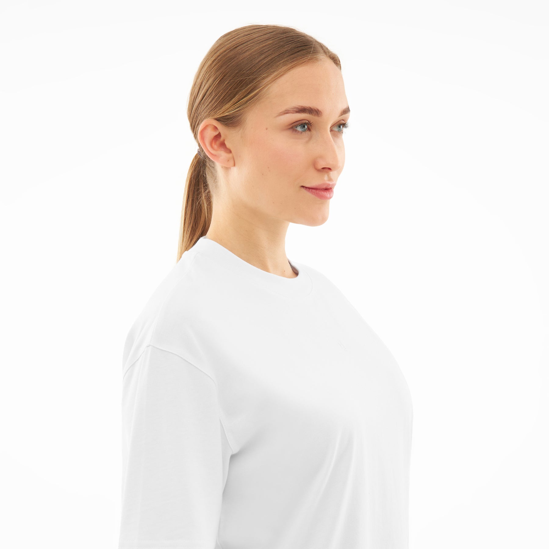 Frau trägt weißes Oversize-T-Shirt 'Sammy Butterfly' mit kurzem Schnitt, Seitenansicht