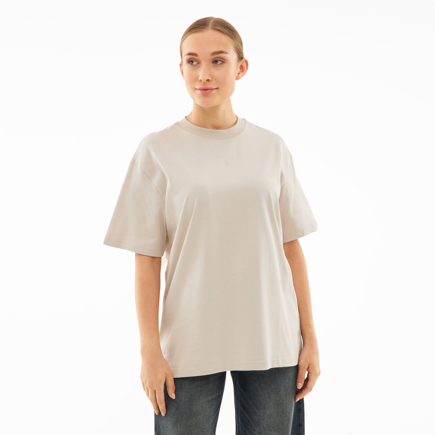 Beiges Oversize-T-Shirt 'Sammy Butterfly' an junger Frau mit dunkler Hose
