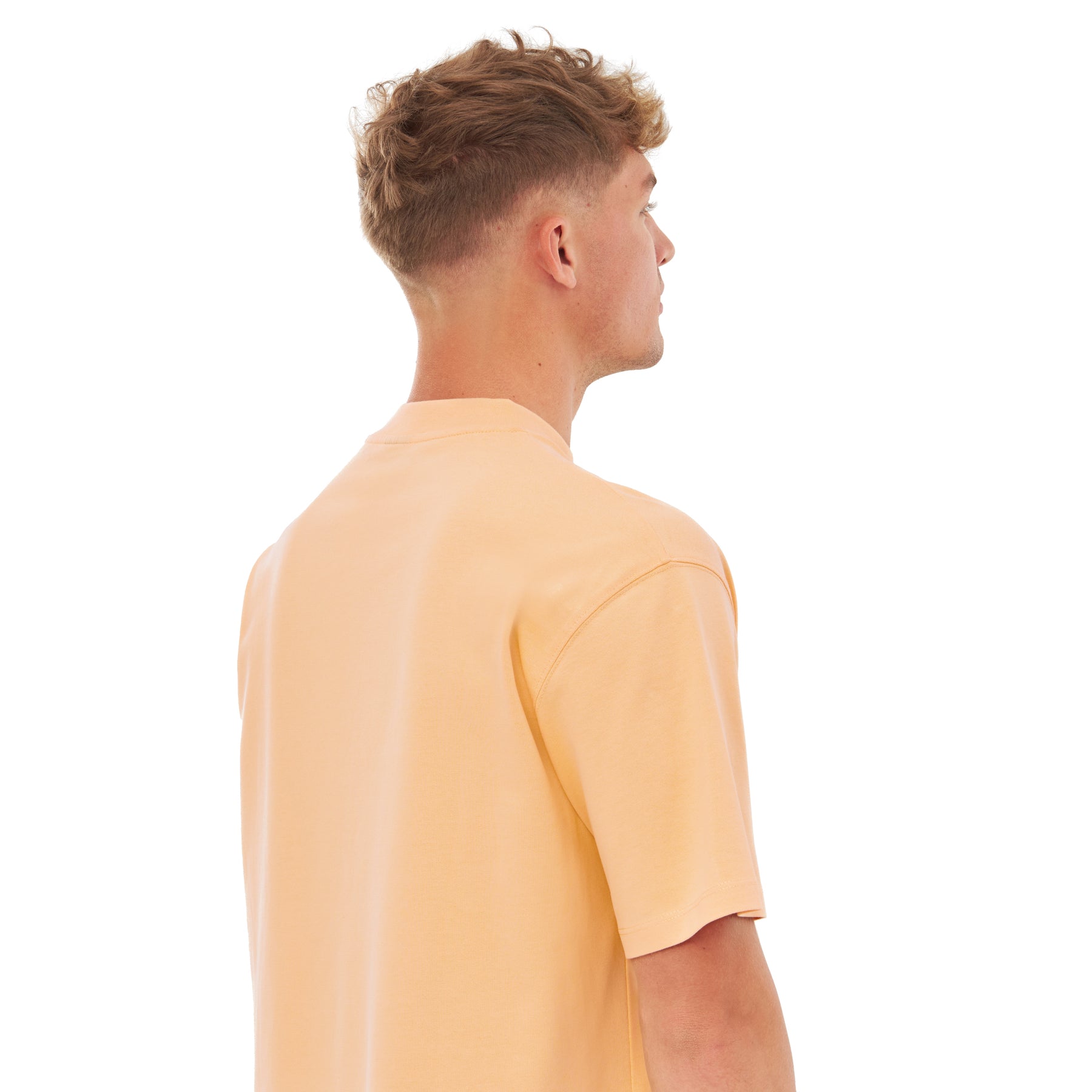 Mann trägt Herren-T-Shirt 'Sammy' von Johnny Urban in Pfirsichfarben, Rückansicht