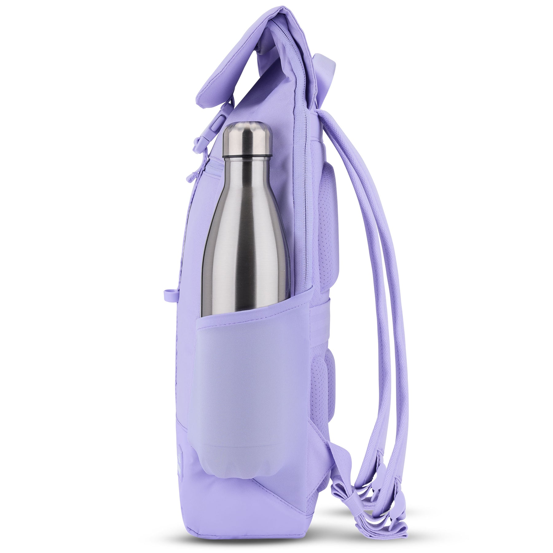 Seitliche Ansicht des lila Johnny Urban Rucksacks 'Mika' mit einer silbernen Trinkflasche in der Außentasche