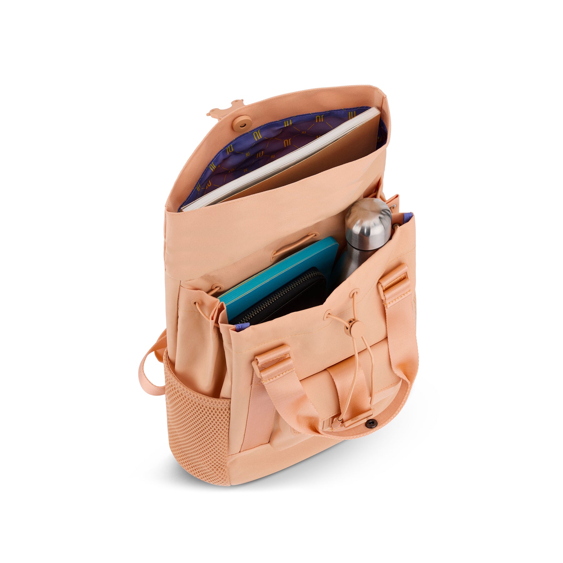 Rucksack 'Jules' in Hellrosa, geöffnet mit sichtbaren Fächern, gefüllt mit Buch, Notizbuch, Trinkflasche und Geldbeutel