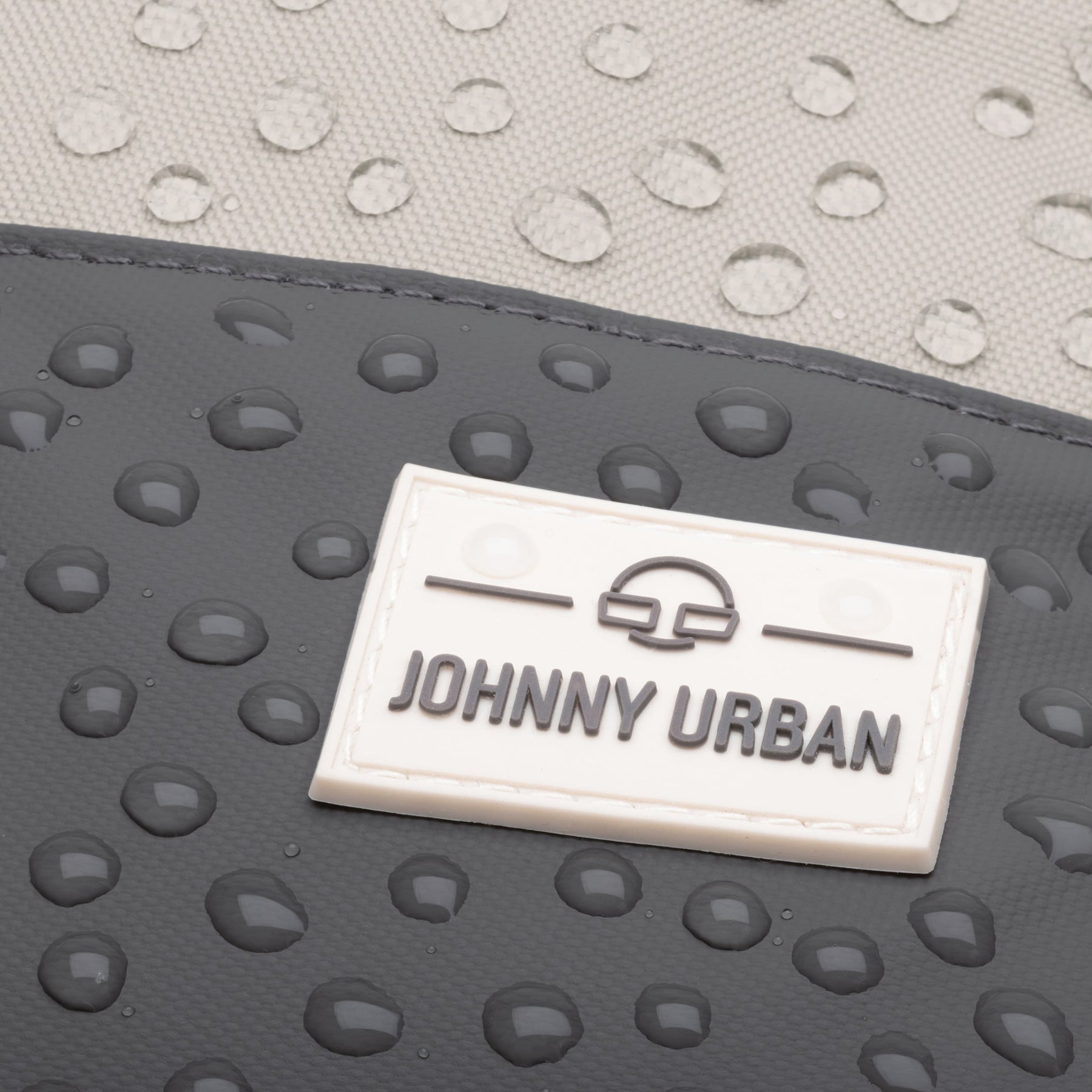 Nahaufnahme von Wassertröpfchen auf dem wasserdichten Rucksack 'Mika' von Johnny Urban