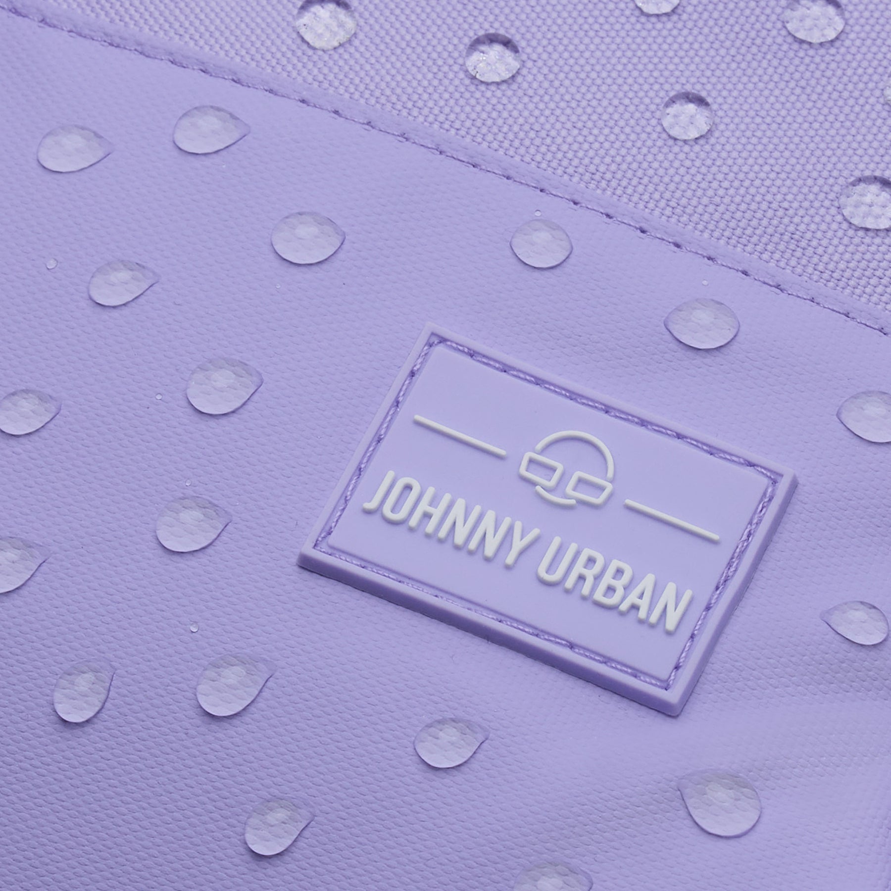 Nahaufnahme vom wasserabweisenden lilafarbenen Johnny Urban Rucksack Mika mit Wassertröpfchen