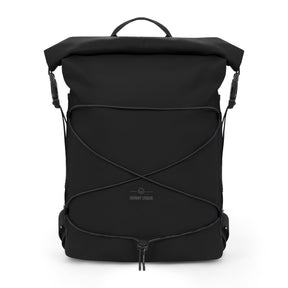 Schwarzer wasserfester Rolltop-Rucksack ‚Myles‘ von Johnny Urban mit elastischem Seil vorne