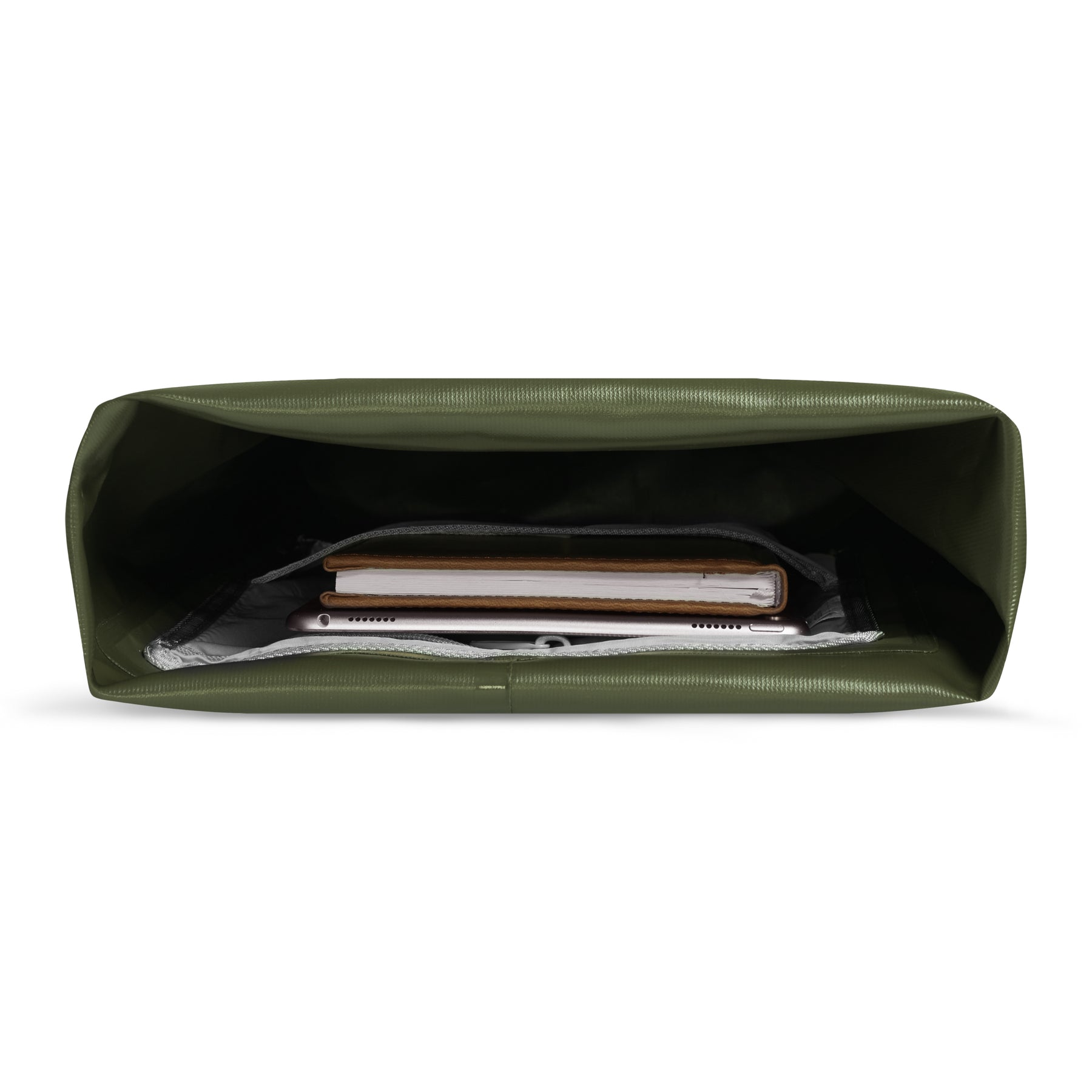 Rolltop Rucksack 'Myles' in Olivgrün mit Laptop und Notizbuch im inneren Fach