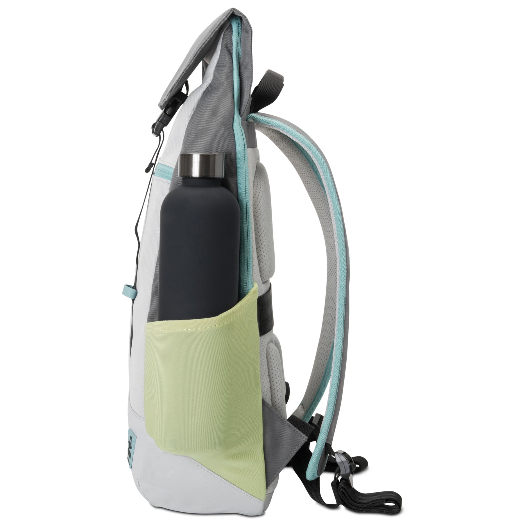 Seitliche Ansicht des grauen Rucksacks 'Mika' mit grünem Flaschenfach und schwarzer Trinkflasche