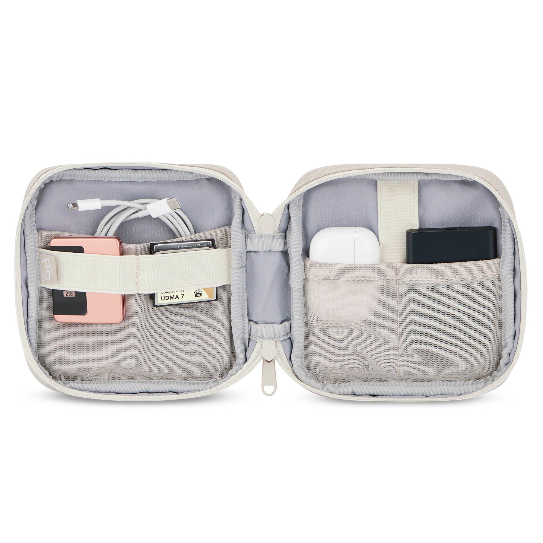 Beiger Tech-Organizer Ted mit Fächern, befüllt mit Kabeln, SD-Karten, AirPods und Powerbank