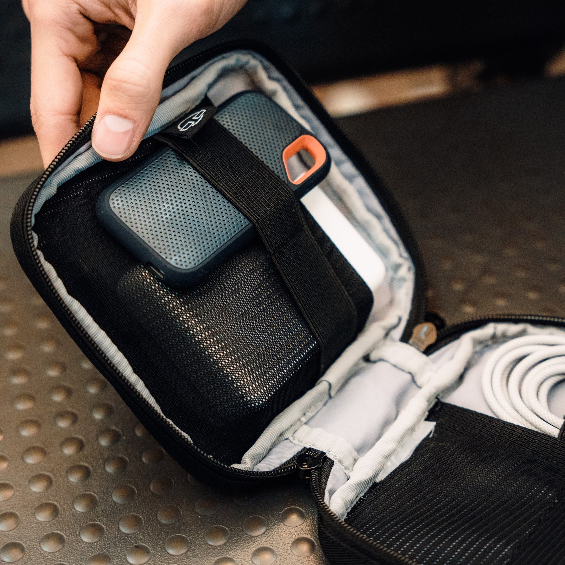 Tech Organizer Ted in schwarz mit Ladekabel und elektronischem Zubehör geordnet in Innenfächern