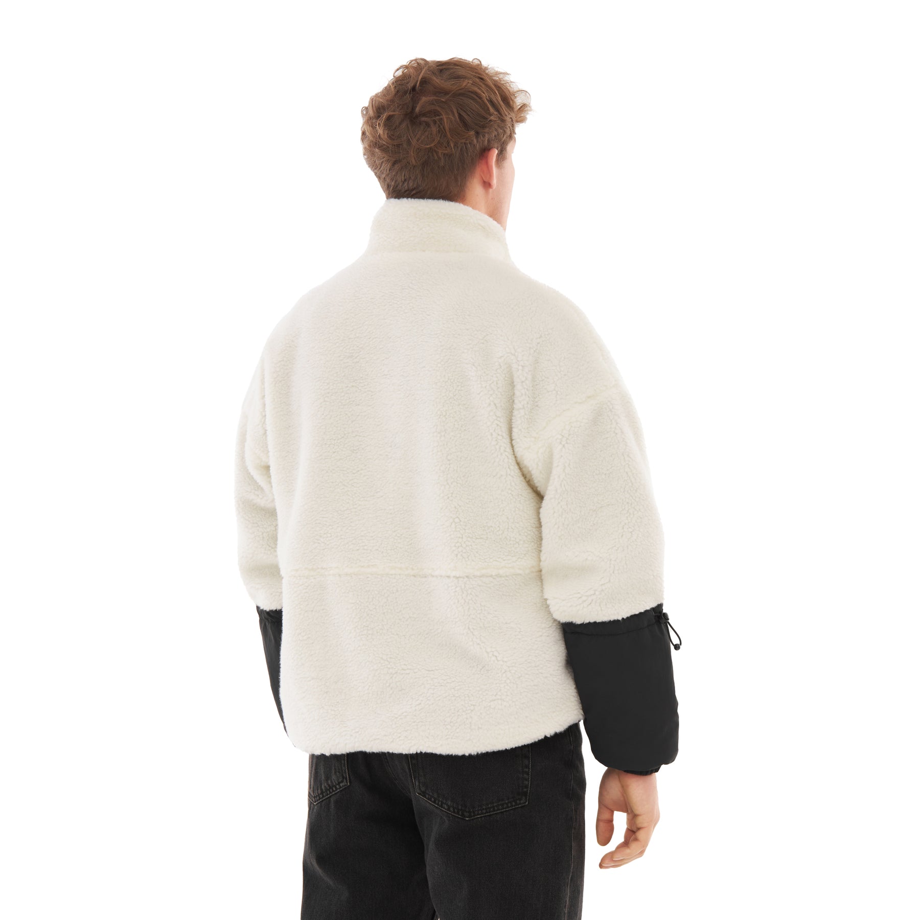 Rückansicht einer Person mit Teddy Fleecejacke 'Carson' in Creme und schwarzen Ärmeln