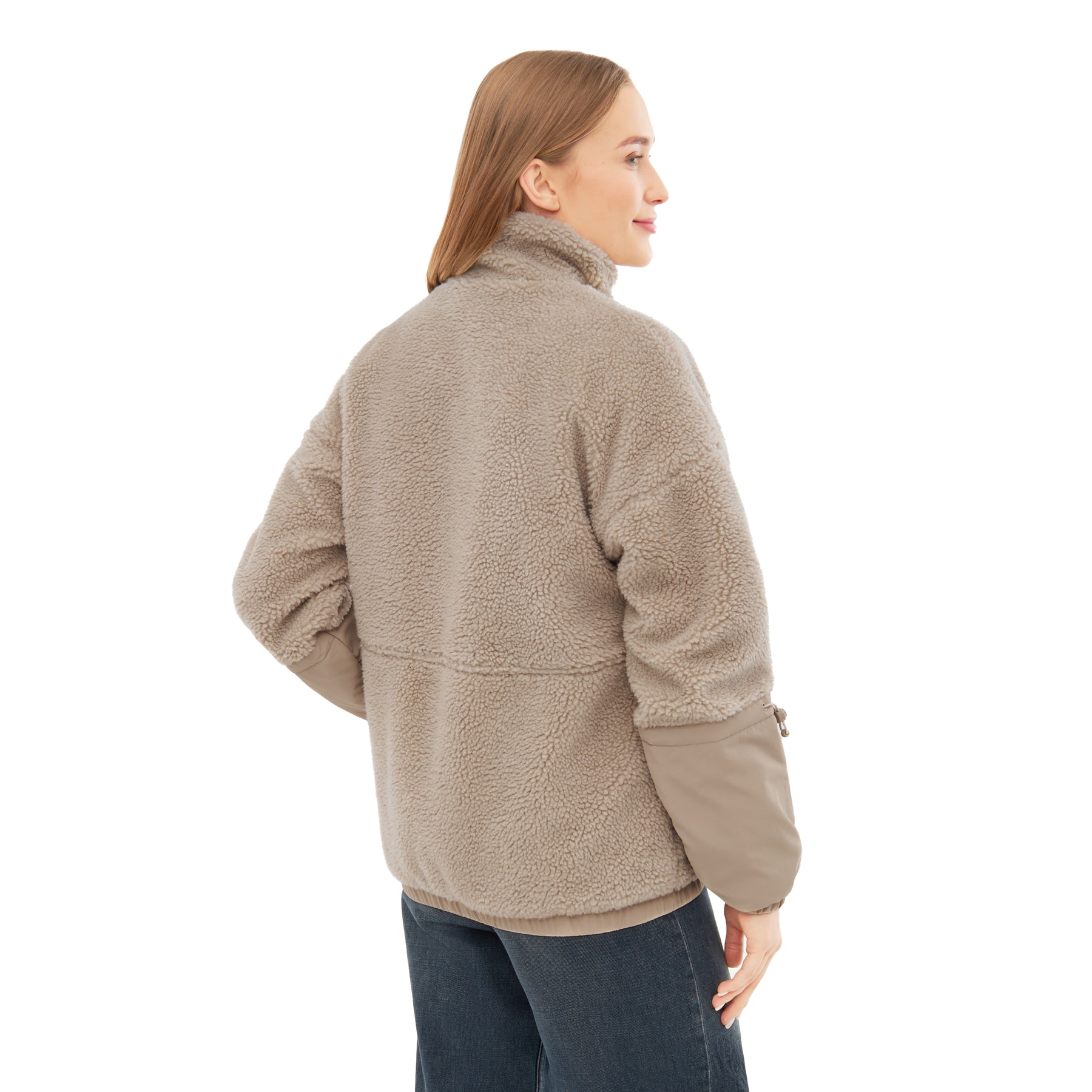 Frau trägt taupefarbene Teddy Fleecejacke "Carson" mit hohem Kragen und langen Ärmeln