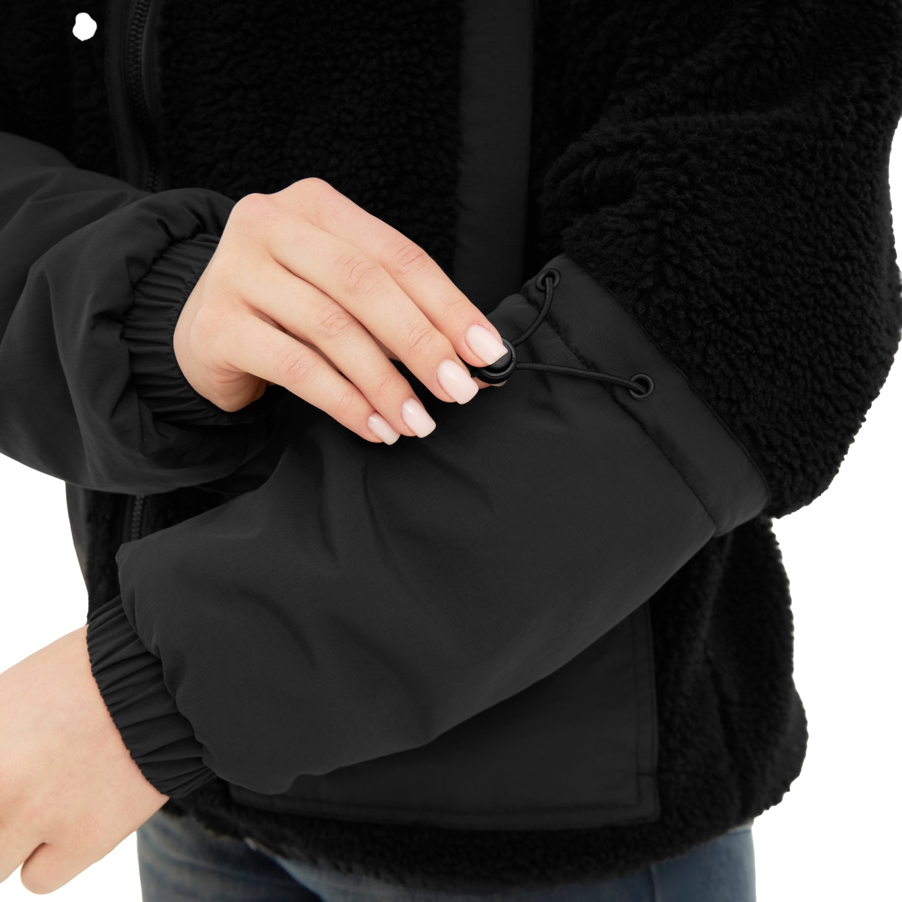Nahaufnahme eines Mannes, der den Kordelzug am Ärmel der schwarzen Teddy Fleecejacke 'Carson' anpasst