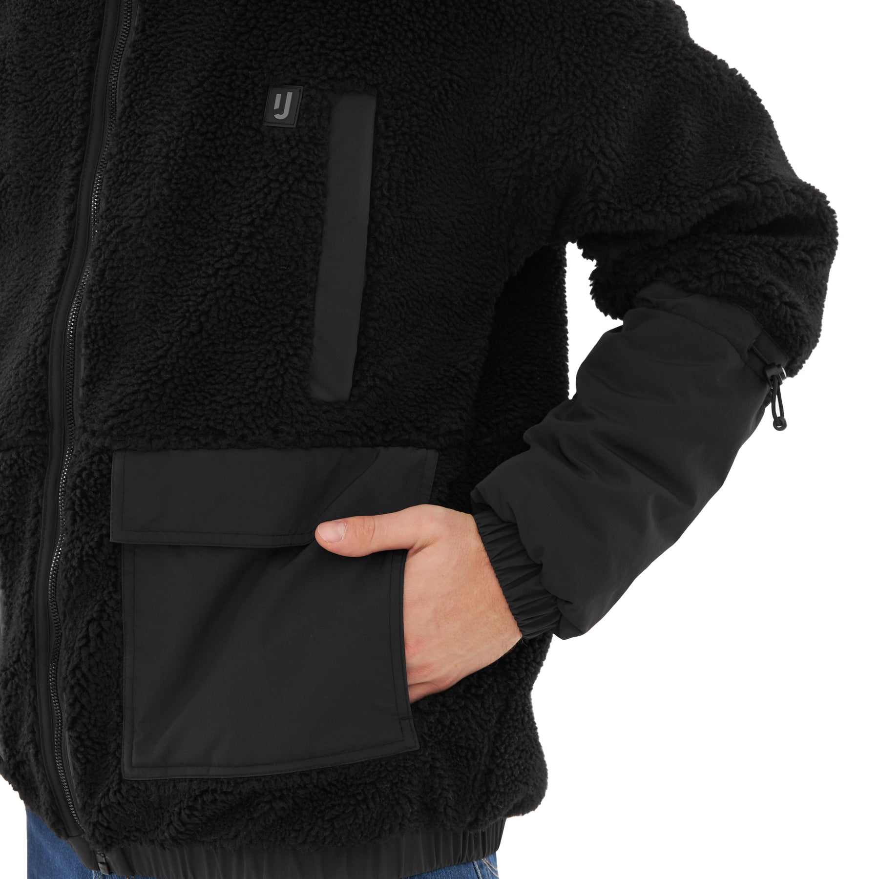 Schwarze Teddy Fleecejacke 'Carson' mit Reißverschluss, zwei Taschen vorne, eine Hand in der Tasche