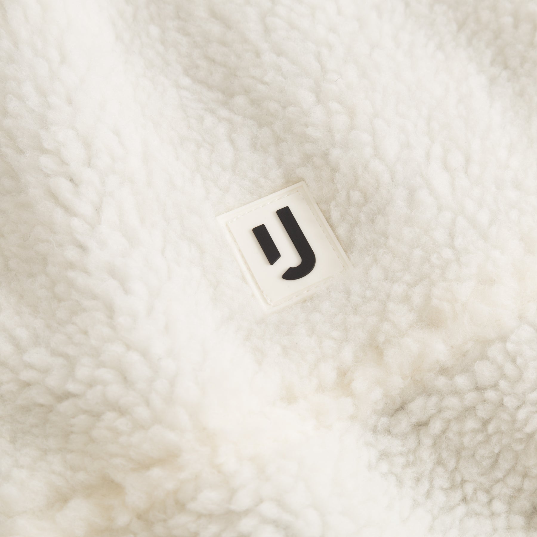 Cremefarbene Teddy Fleeceweste ‚Bryson‘ mit Johnny Urban Logo auf weichem Material