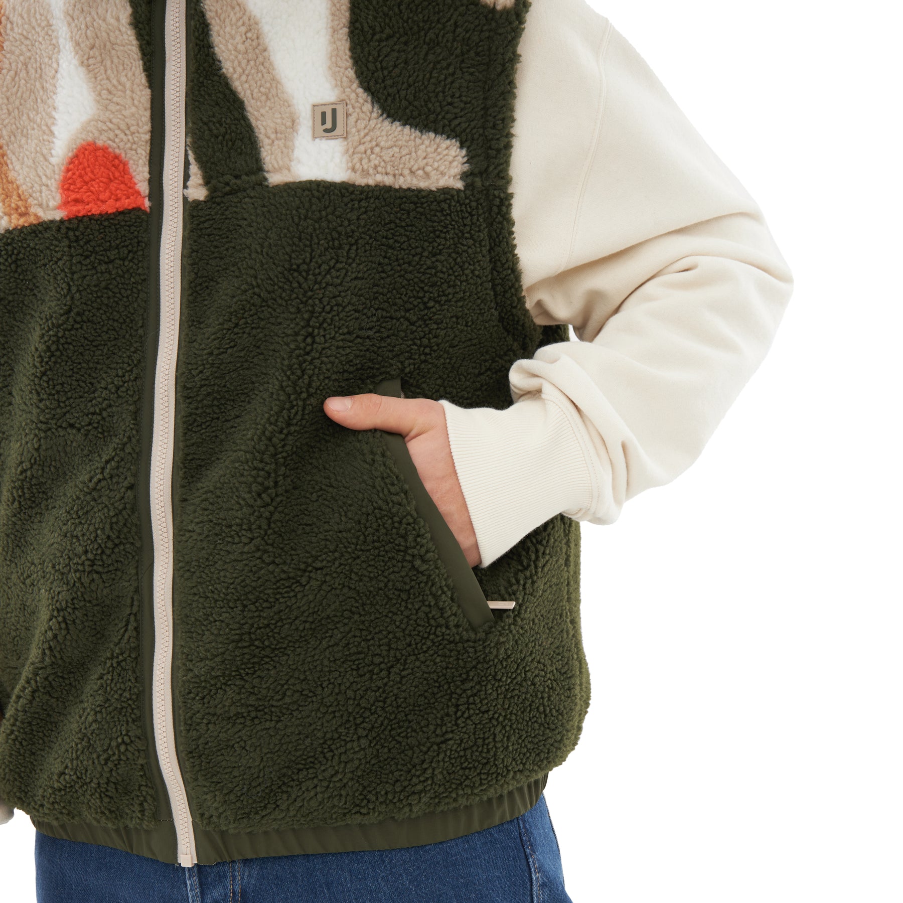 Teddy Fleeceweste 'Bryson' in Olivgrün mit Print, Reißverschluss und Tasche, getragen mit cremeweißem Pullover