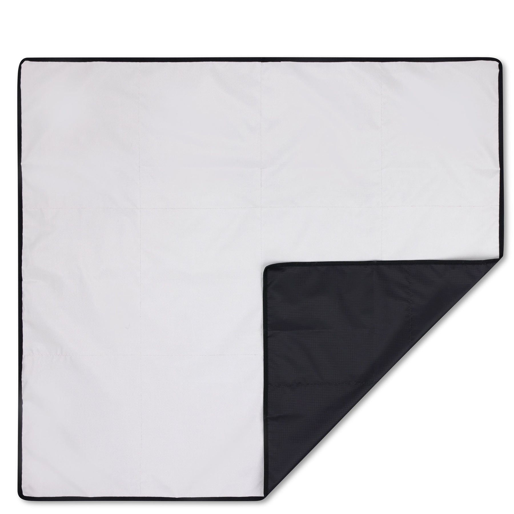 Piknickdecke in Weiß mit schwarzer Unterseite, quadratisch, von Johnny Urban