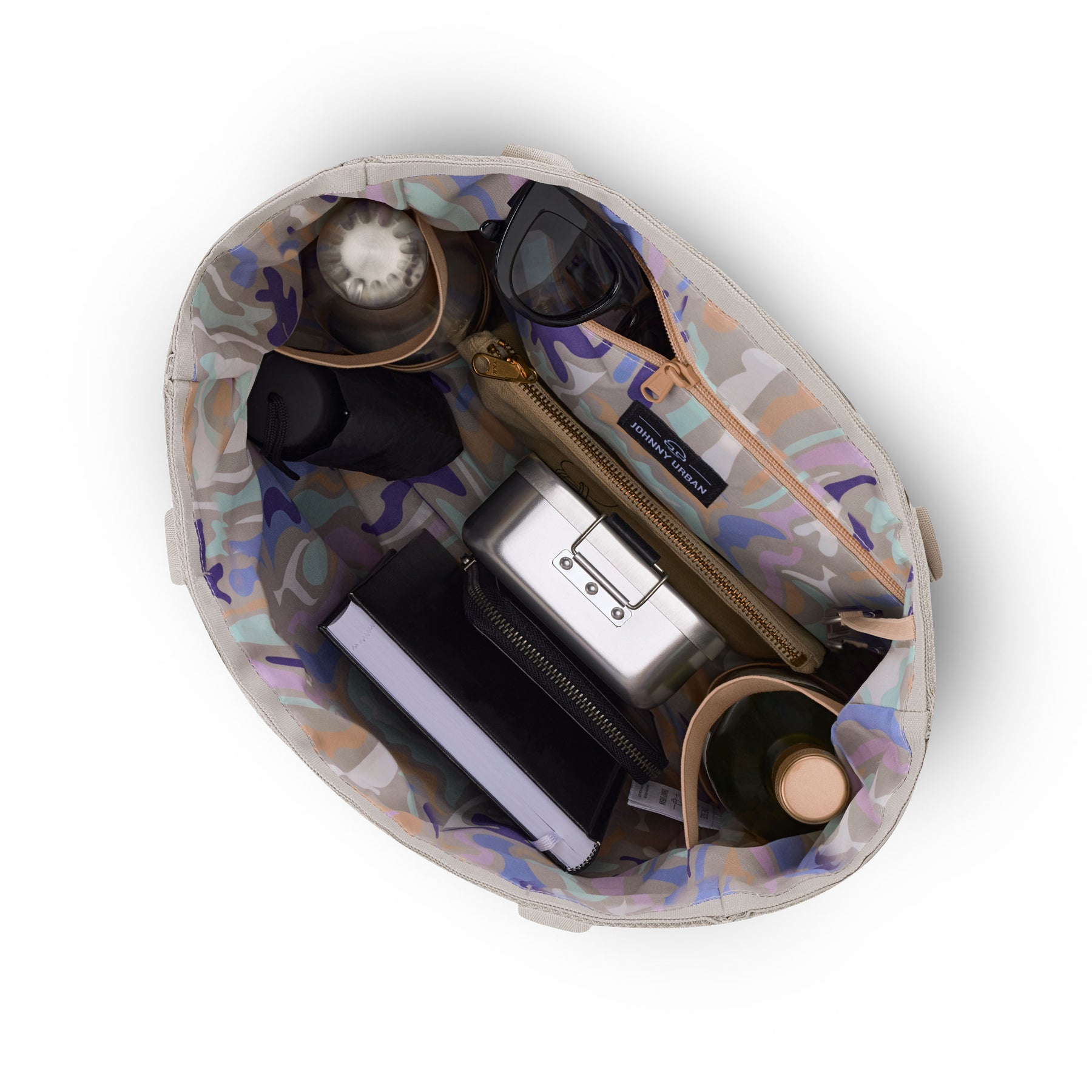 Johnny Urban Tote Bag 'Jessy' von oben gefüllt mit Sonnenbrille, Notizbuch, Thermosflasche, Etui und Wasserflasche