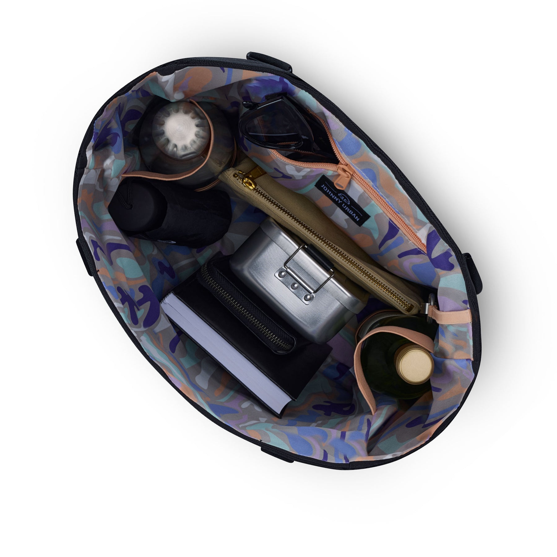 Offener Innenraum der Johnny Urban Tote Bag 'Jessy' mit farbig gemustertem Futter und verschiedenen Gegenständen