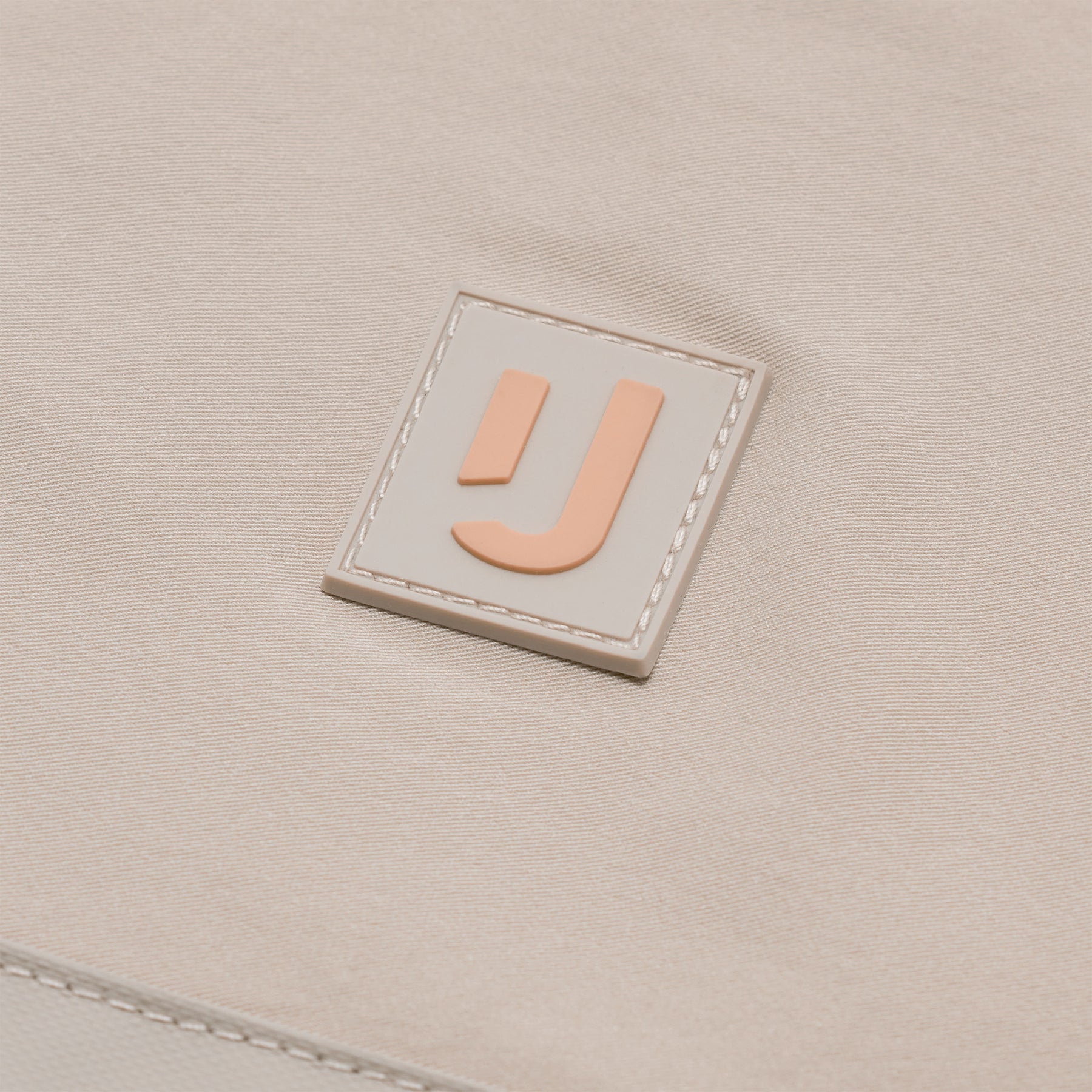 Nahaufnahme des Johnny Urban Logos auf der nachhaltigen Tote Bag 'Jessy' in beigem Stoff