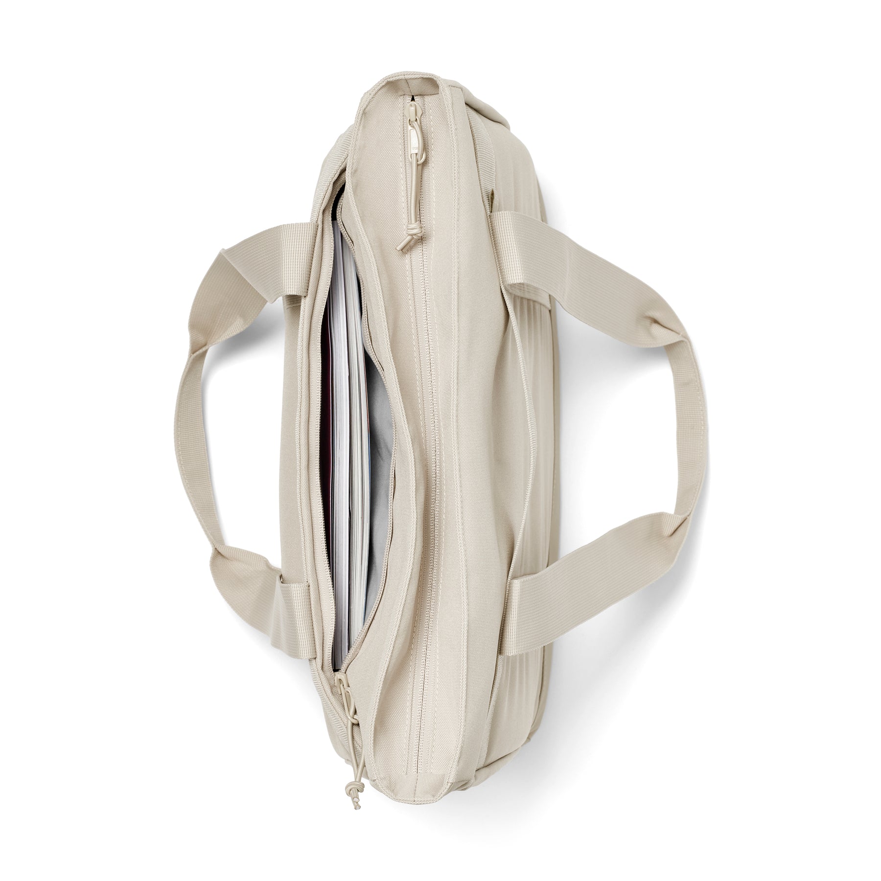 Sandfarbene Tote-Bag von Johnny Urban mit Reißverschluss und Dokumentenfach, gefüllt mit Papieren