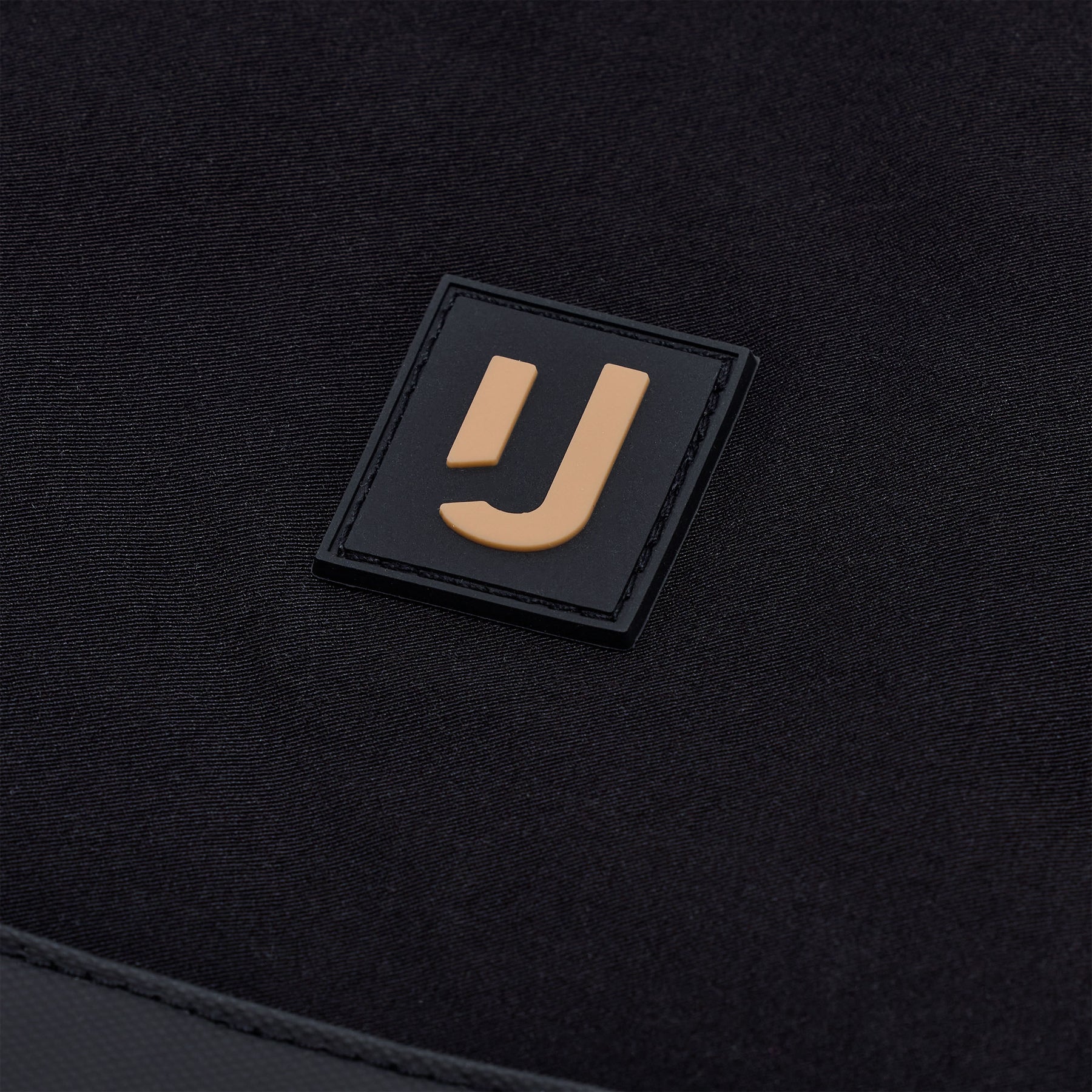 Nahaufnahme des Johnny Urban Logos auf dem schwarzen Stoff der wasserabweisenden Tote Bag 'Jessy'