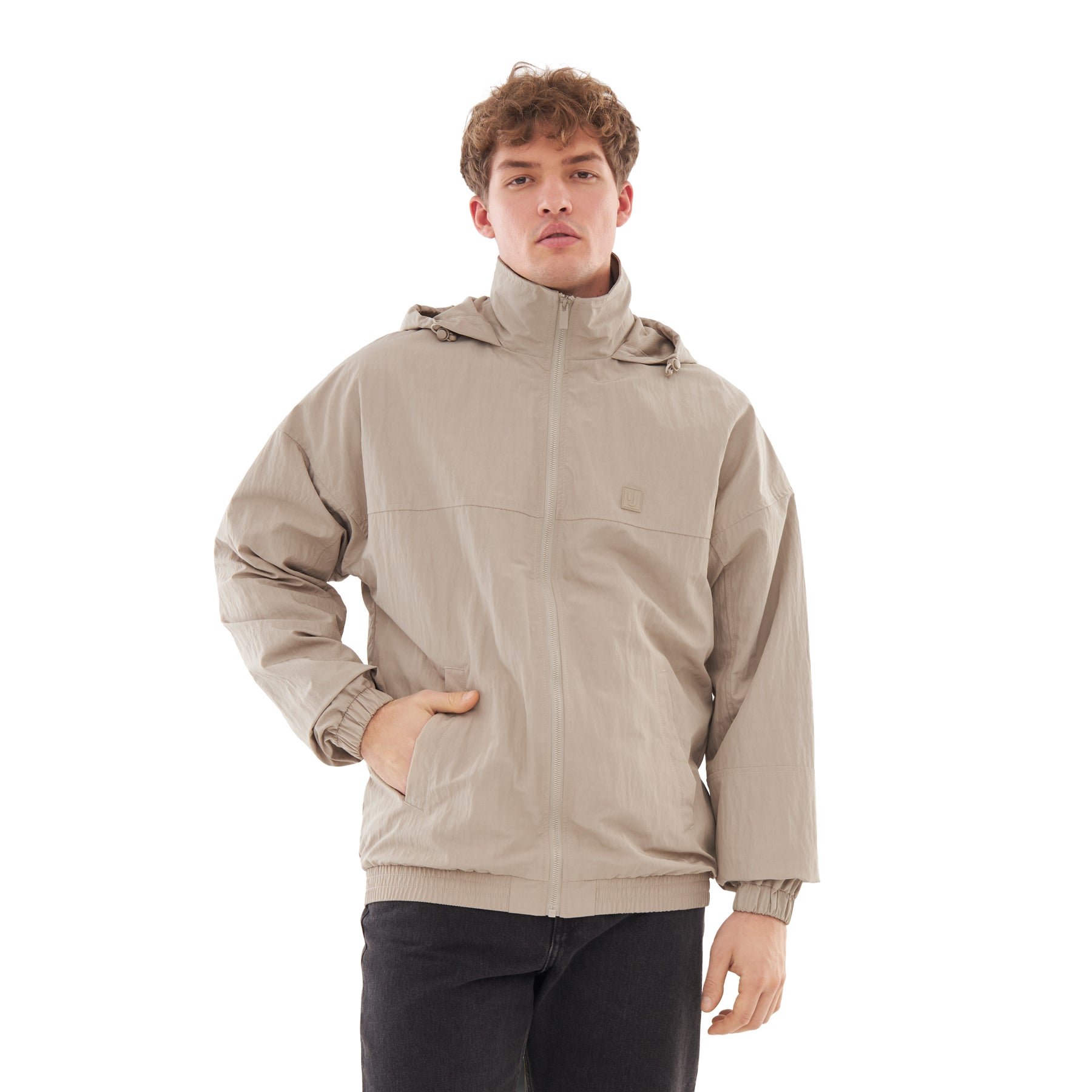 Mann trägt beige Übergangsjacke 'Lennon' mit Kapuze, langer Reißverschluss, elastischen Bündchen