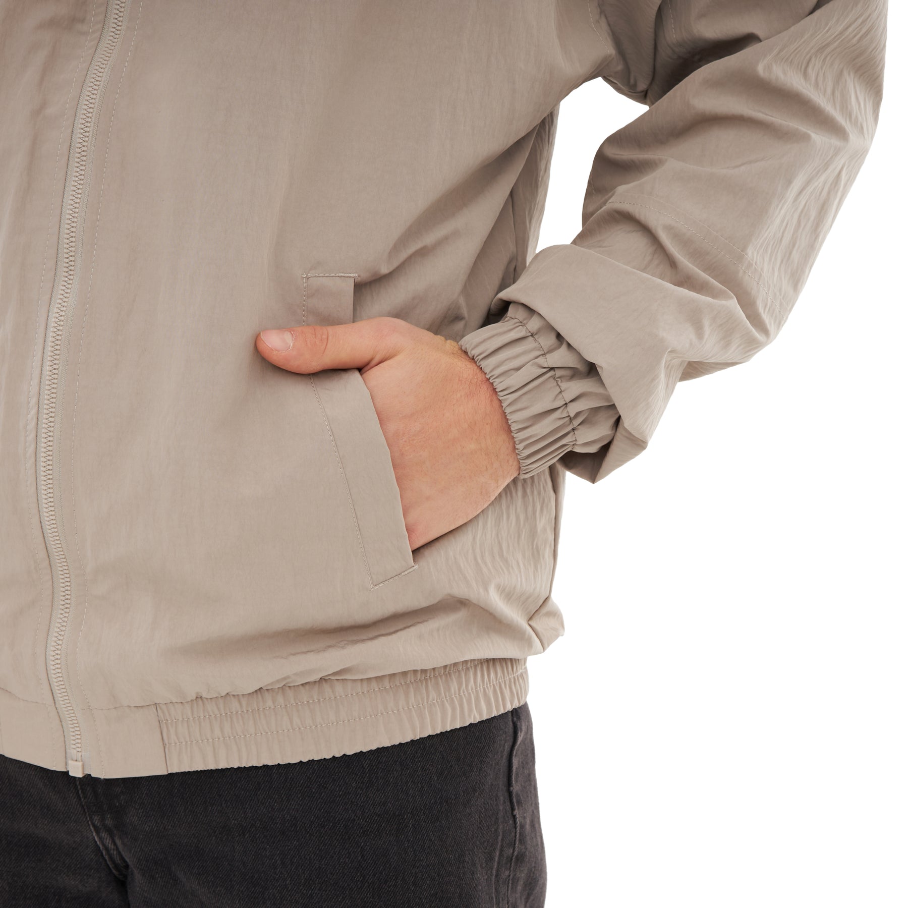 Beige Übergangsjacke 'Lennon' mit Reißverschluss, elastischem Saum und elastischen Bündchen, von einer Person getragen