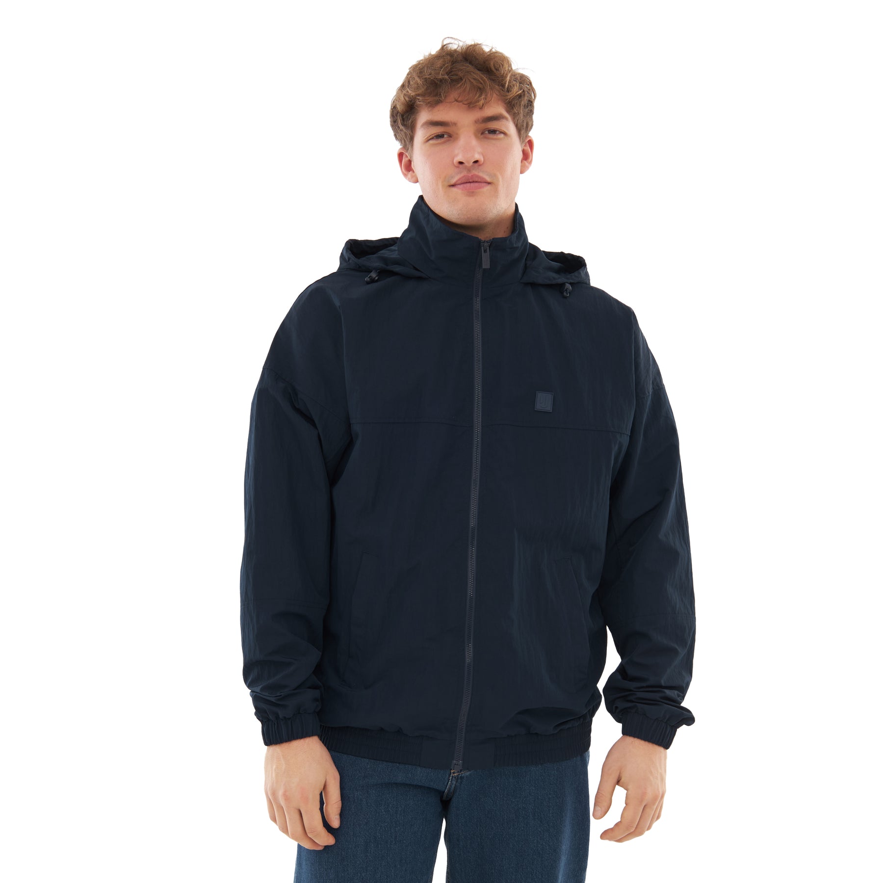 Herren trägt blaue Übergangsjacke 'Lennon' mit Kapuze und Reißverschluss