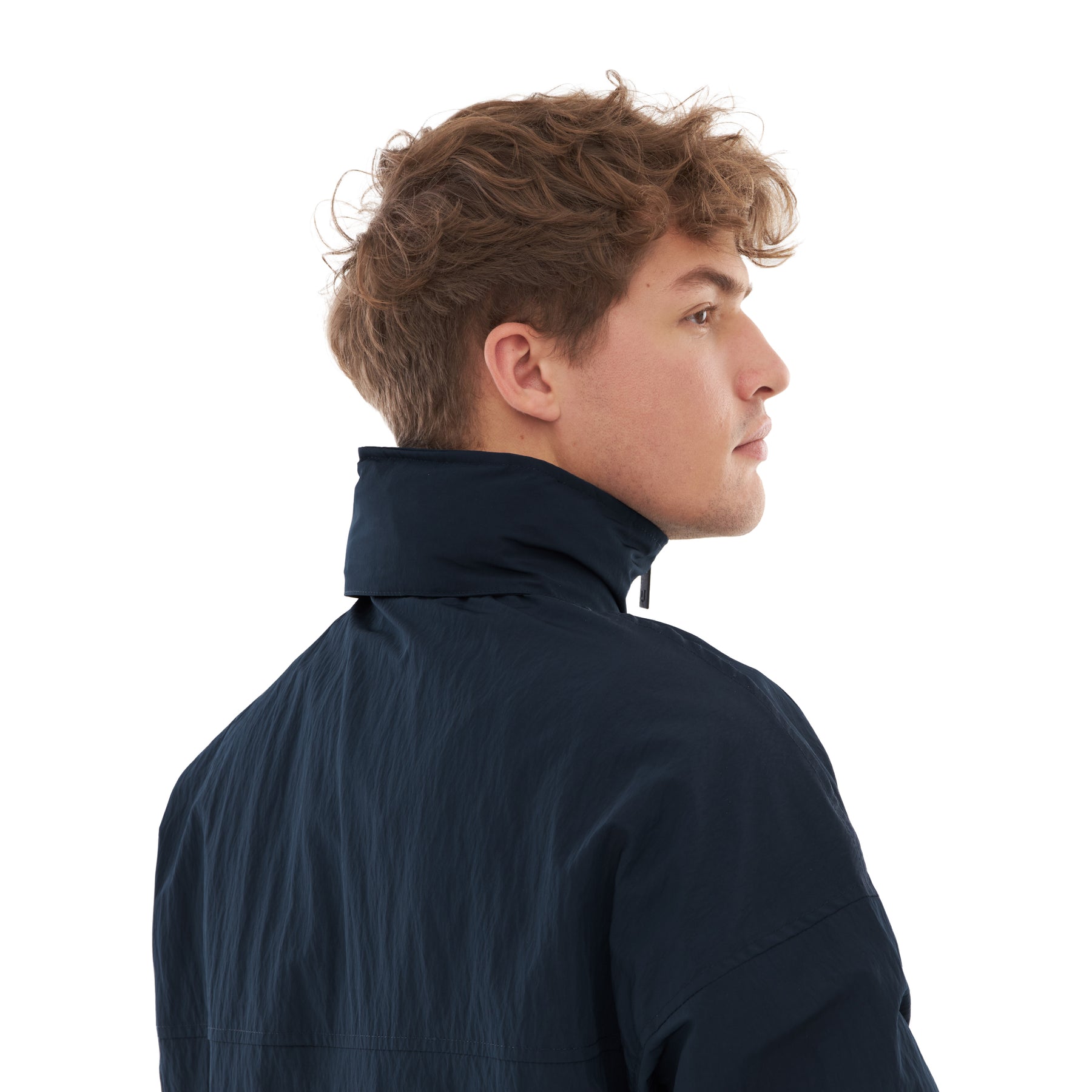 Mann von hinten und seitlich mit blauer Herren-Übergangsjacke 'Lennon' mit hochgestelltem Kragen