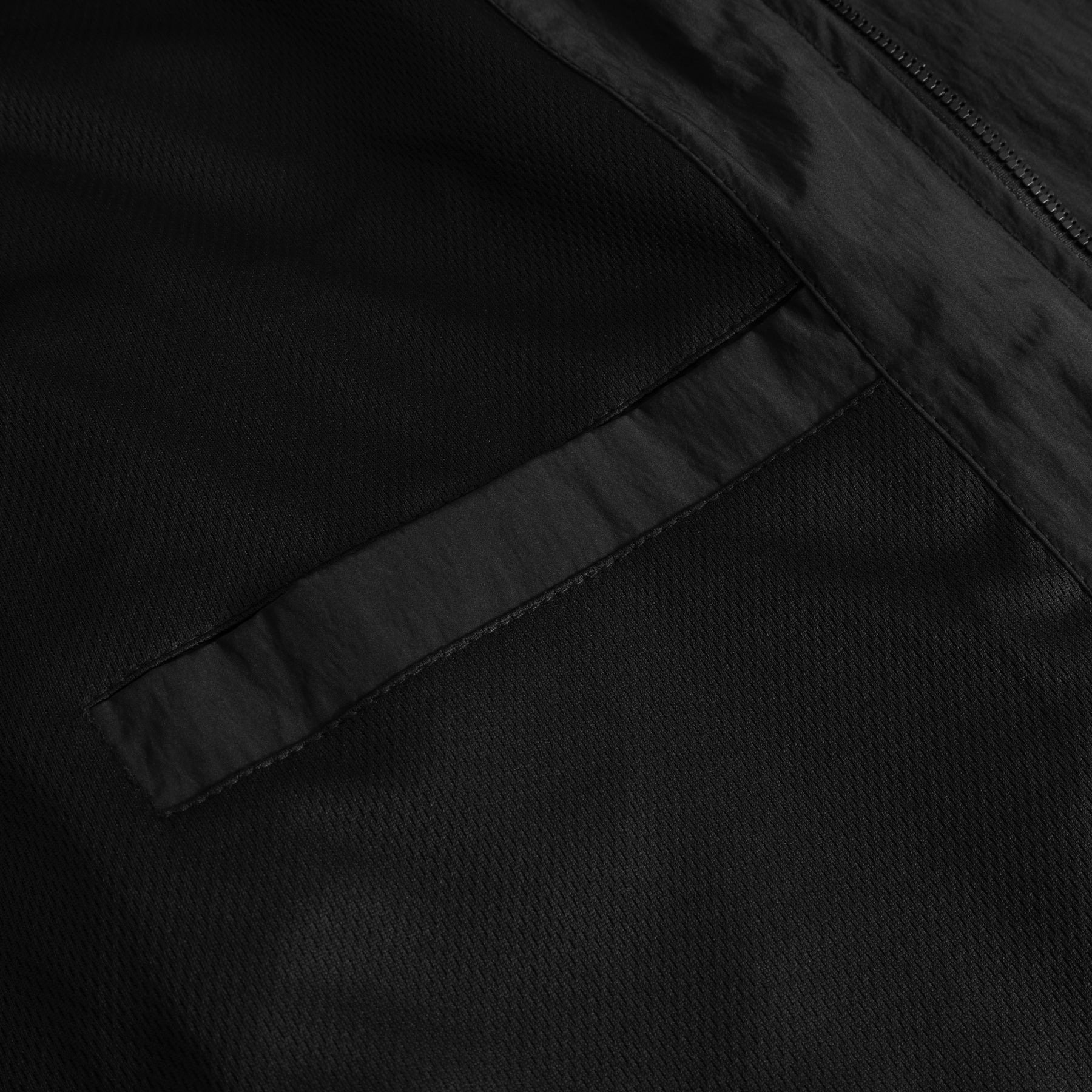 Nahaufnahme der schwarzen Übergangsjacke 'Lennon' mit strukturiertem Material und Reißverschlussdetails