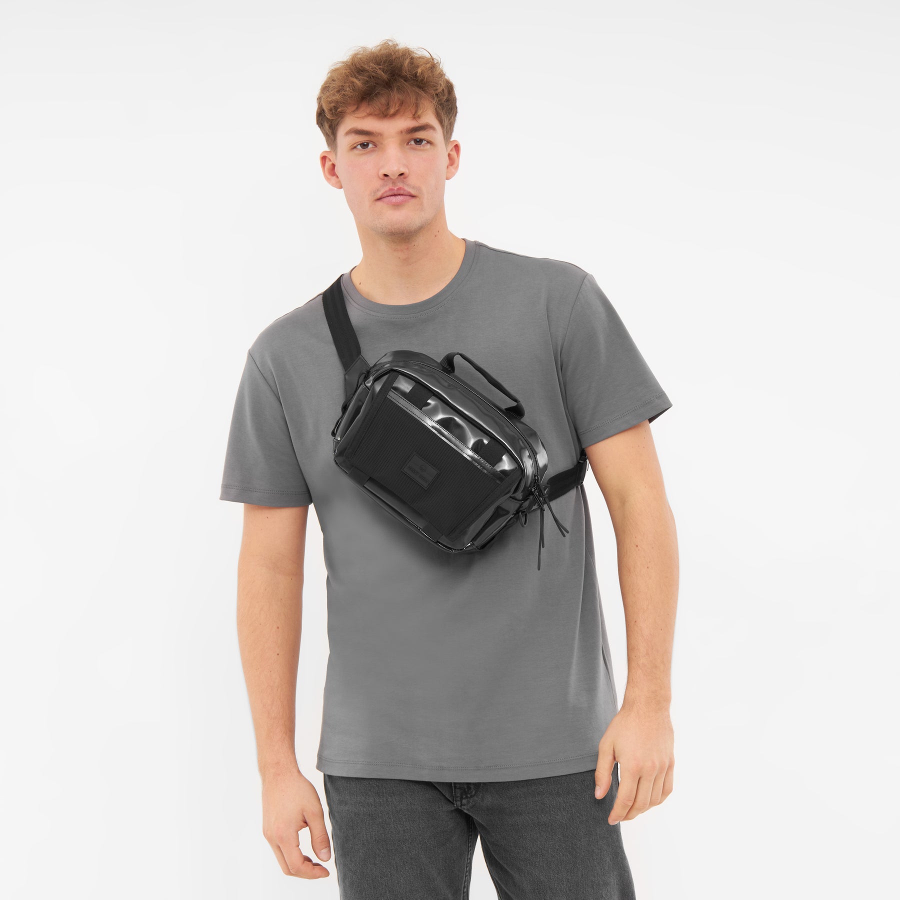 Mann trägt schwarze Lenkertasche 'Nelson' von Johnny Urban quer über die Brust