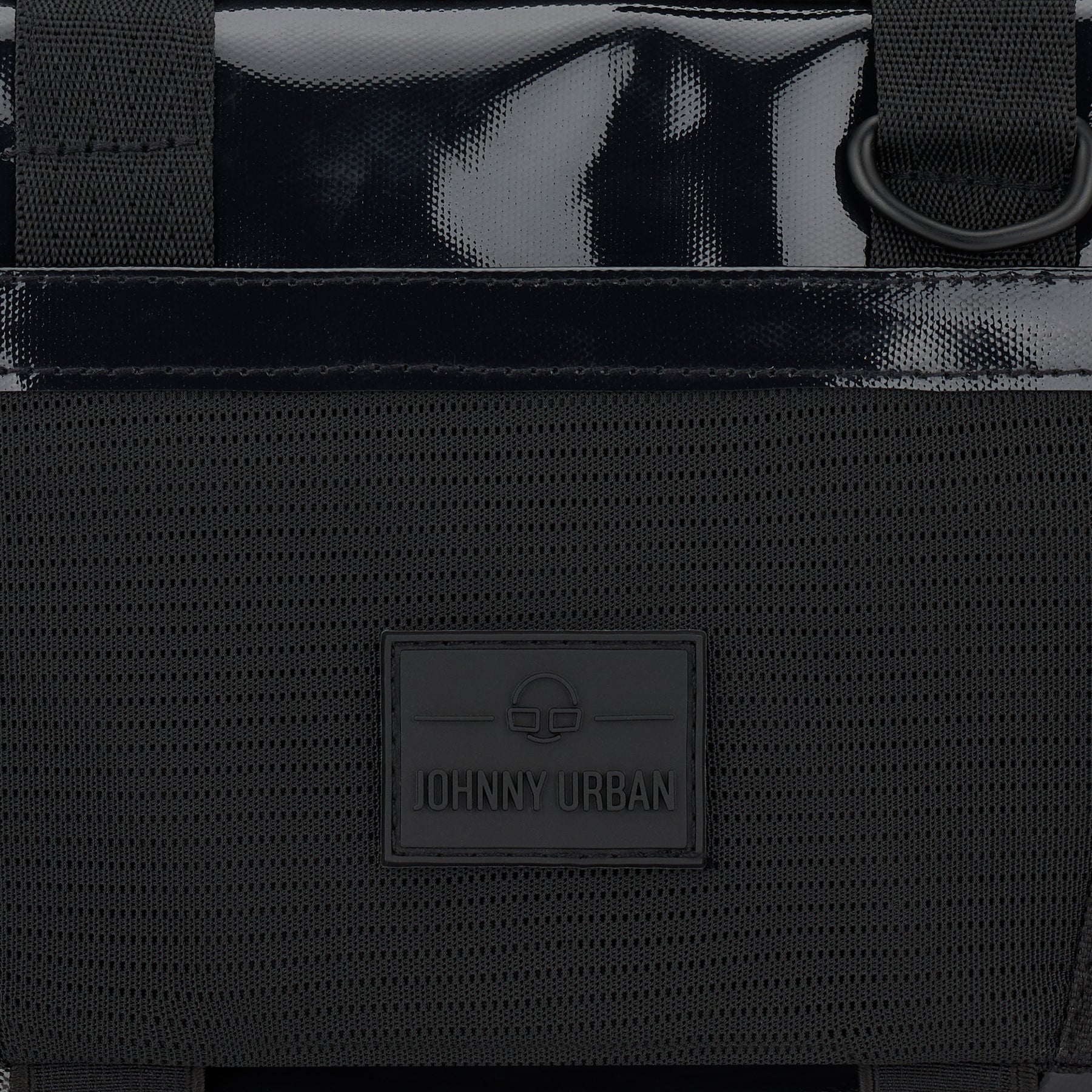 Detailansicht der schwarzen wasserabweisenden Umhängetasche "Avery" mit Johnny Urban Logo